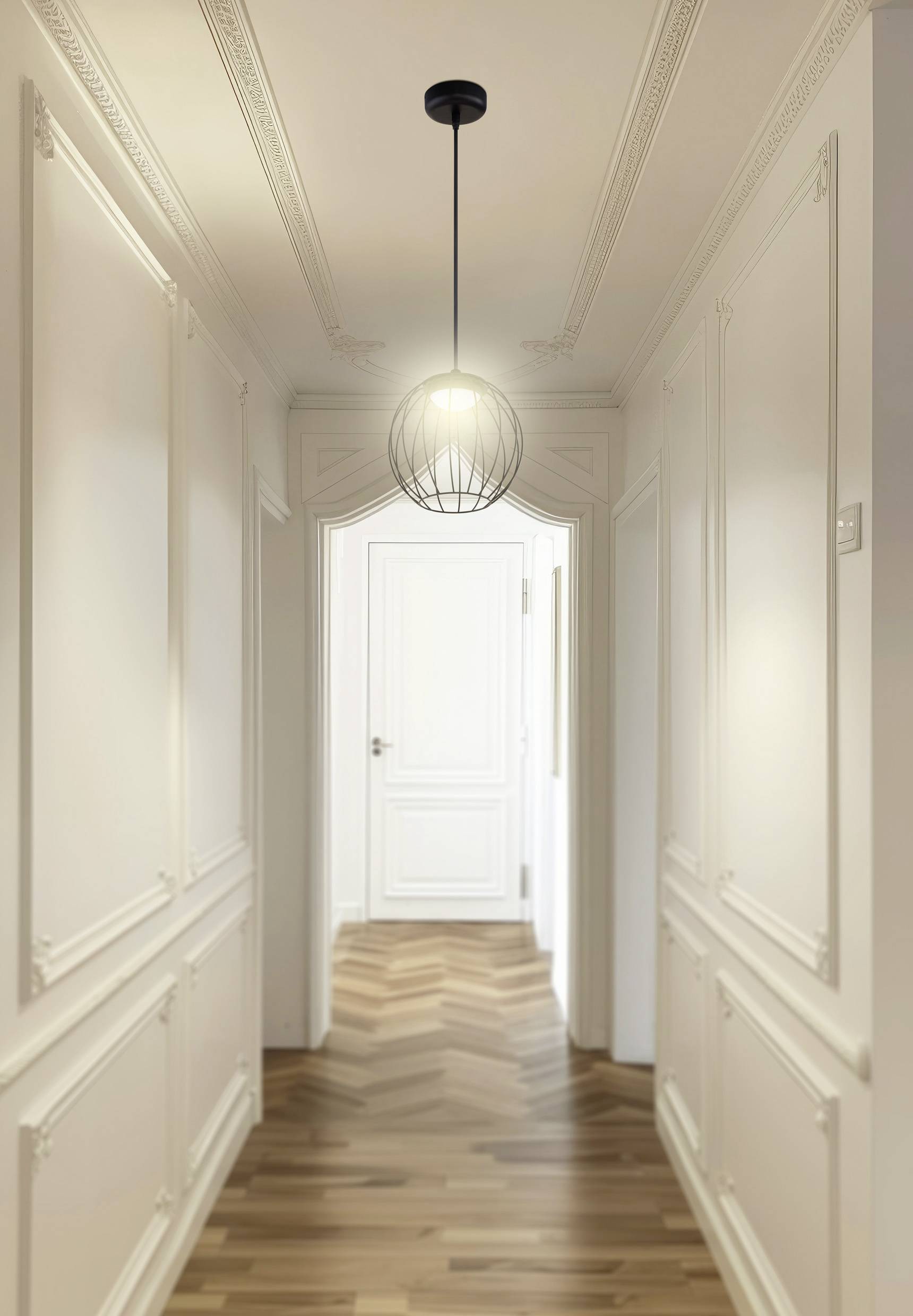 Ein minimalistischer Flur mit aufwendigen Stuck-Verzierungen, einem Fischgrät-Holzboden und einer drahtgerahmten Pendelleuchte, die von der Decke hängt.