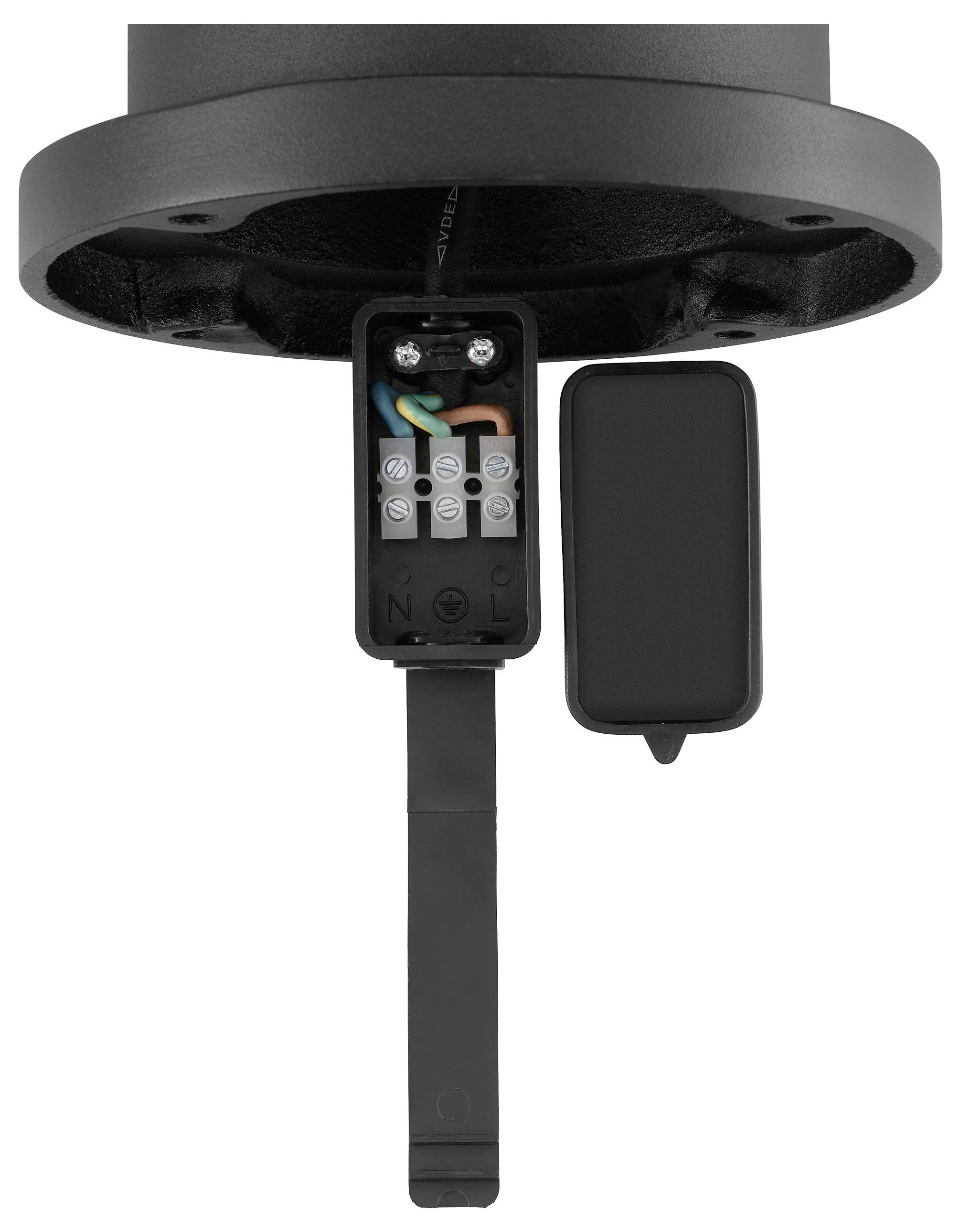 Eine Nahaufnahme der Befestigungsplatte einer Deckenleuchte mit freiliegenden Kabeln und entfernter schwarzer Abdeckung, die einen Verbindungsblock für elektrische Anschlüsse zeigt.