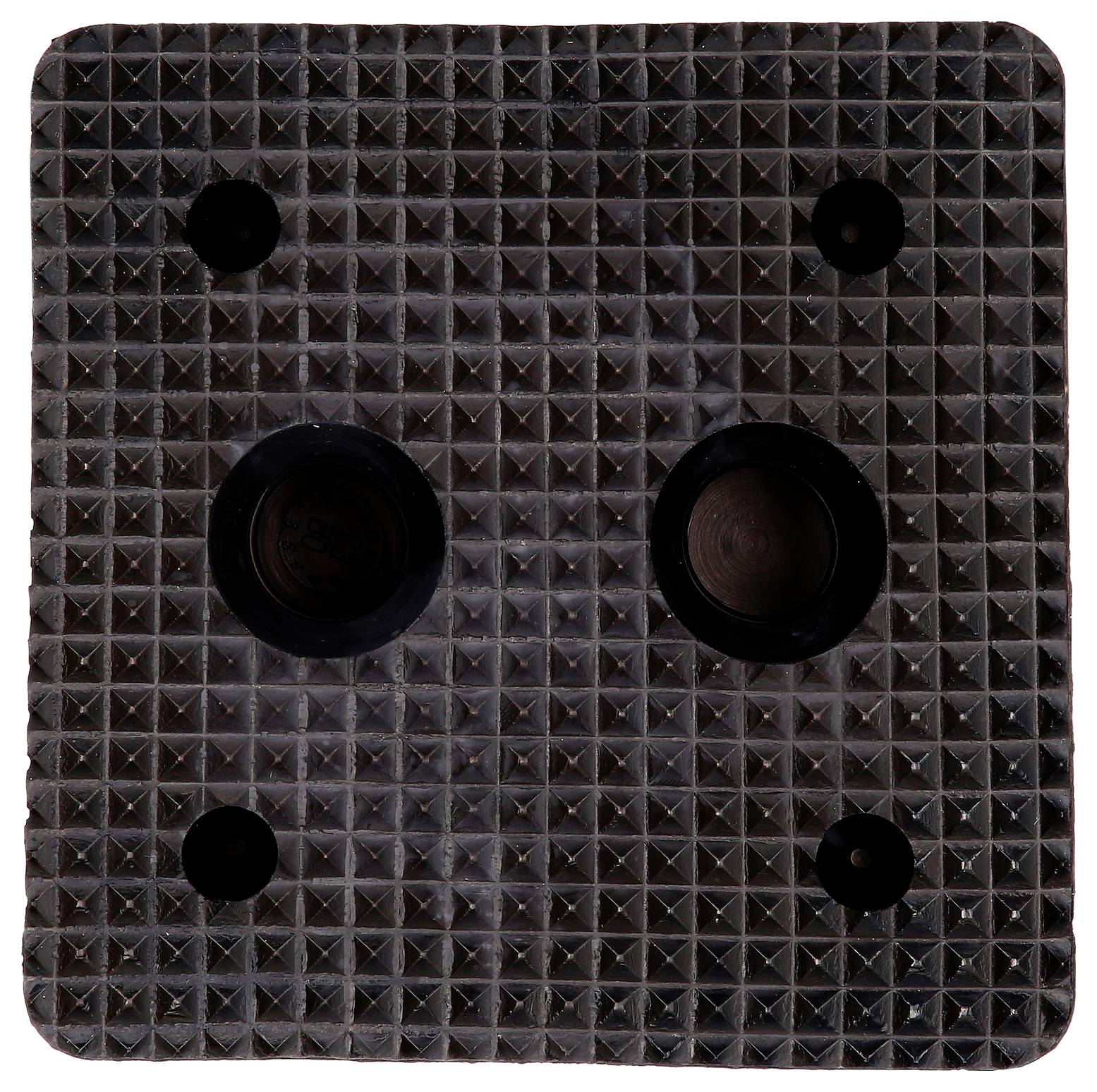 Eine quadratische Metallplatte mit vier Löchern an den Ecken und in der Mitte. Die Oberfläche ist rautenförmig strukturiert.