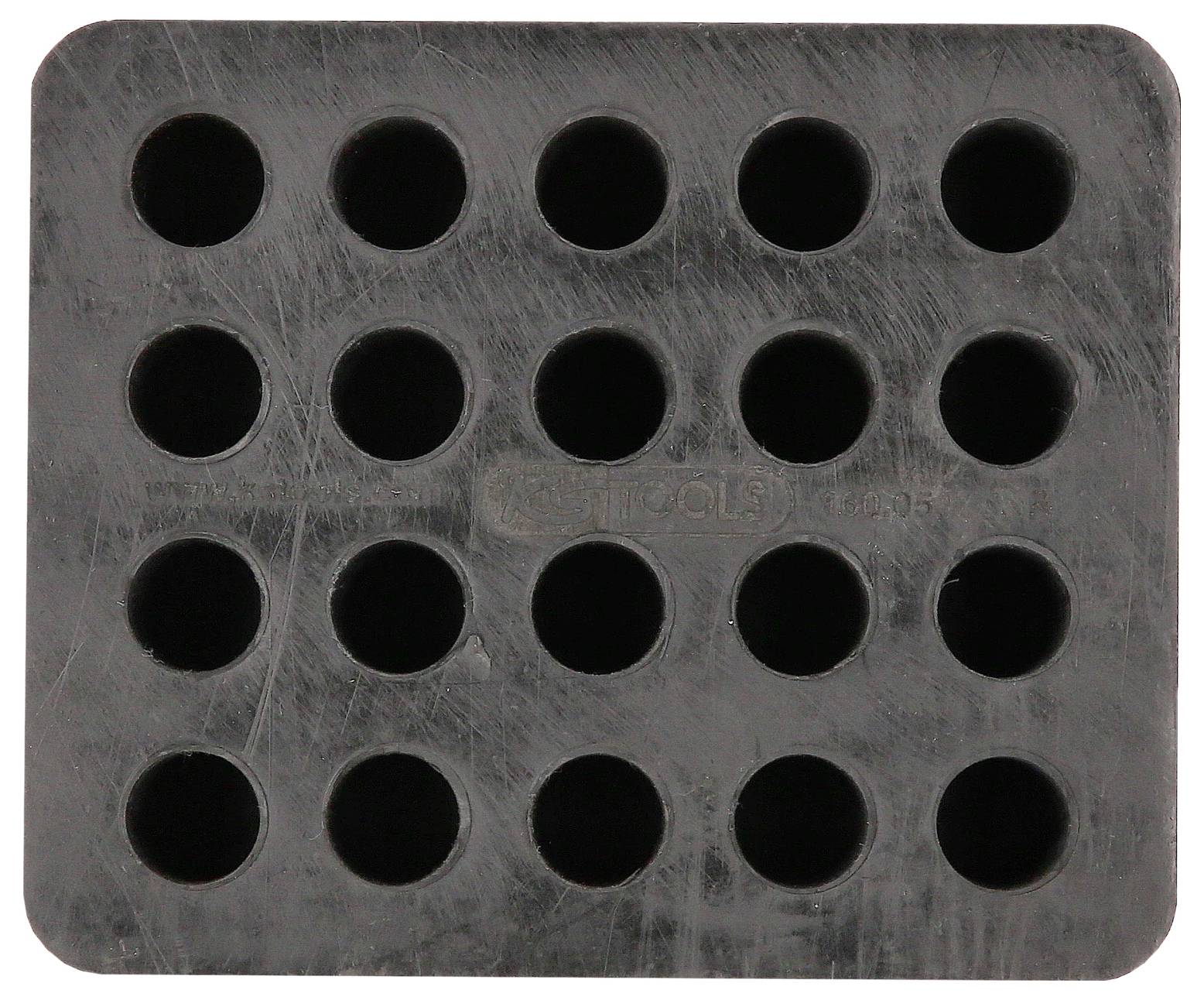 Schwarze rechteckige Abdeckung mit vier mal fünf runden Löchern.