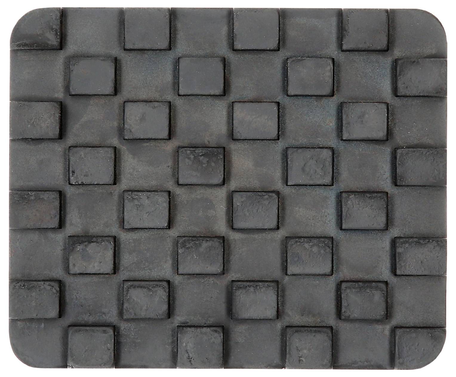 Eine rechteckige, abgenutzte Metallfläche mit erhabenen, quadratischen Noppen in einem Gittermuster.