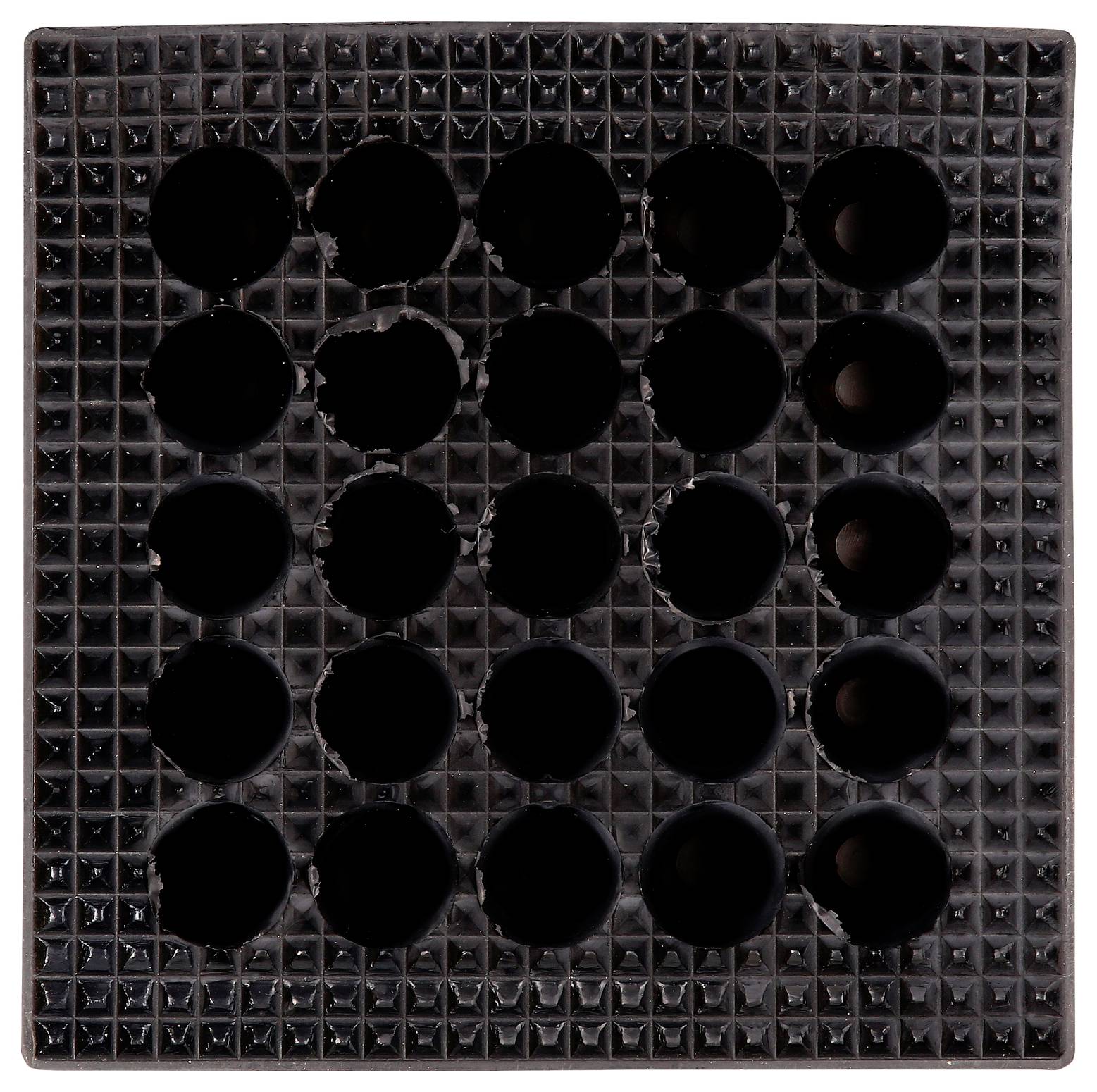 Schwarze quadratische Gitterfläche mit 16 runden Vertiefungen.