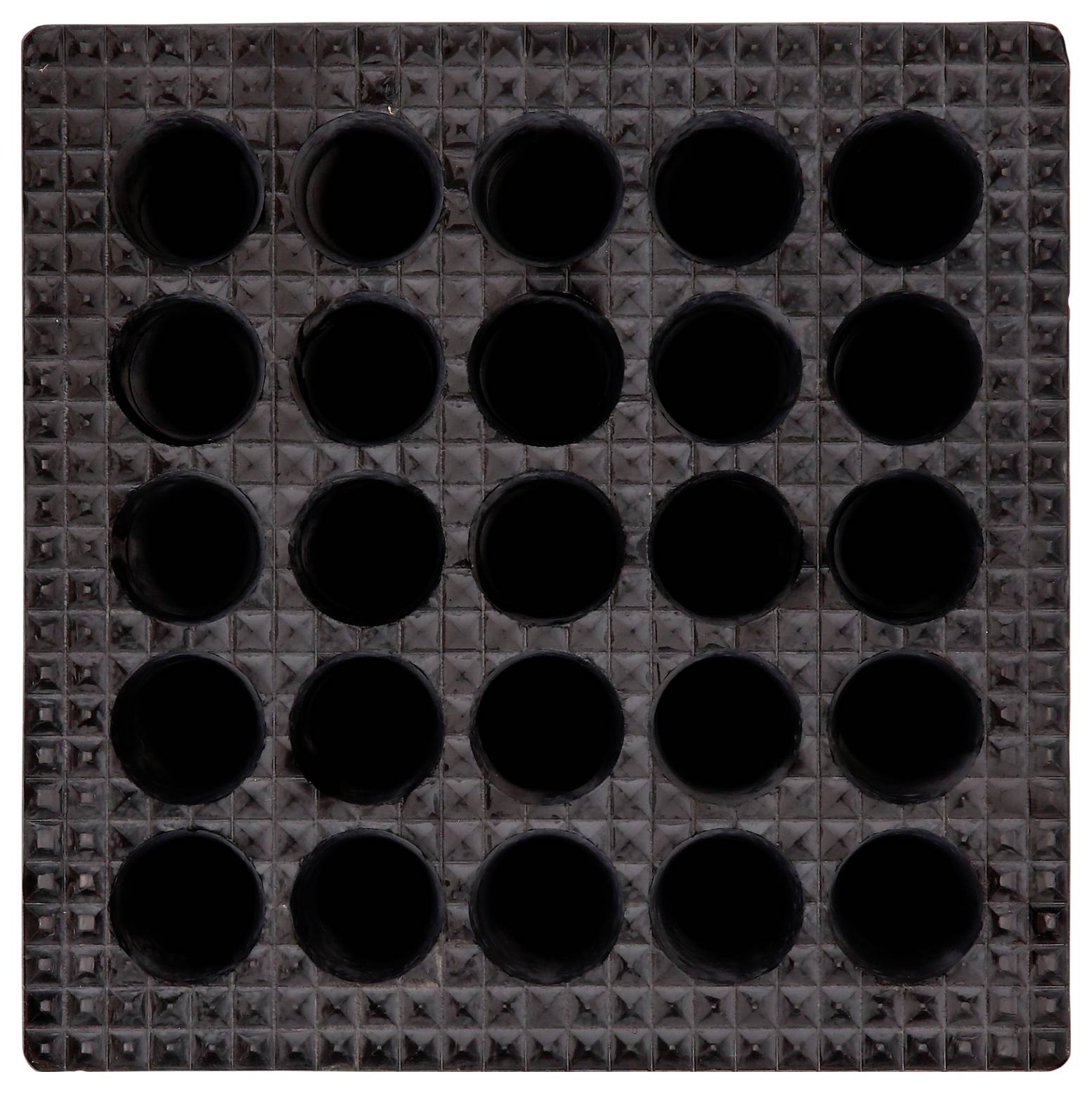 Ein quadratisches Gitter mit 5 mal 5 runden Vertiefungen auf einem strukturierten, dunklen Hintergrund.