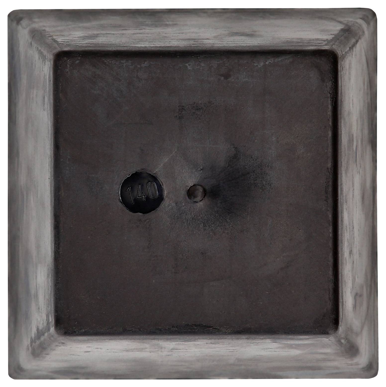 Ein quadratischer Gegenstand mit einem erhöhten Rand und einer zentralen Vertiefung, wirkt als wäre er aus einem dunklen Material gefertigt.