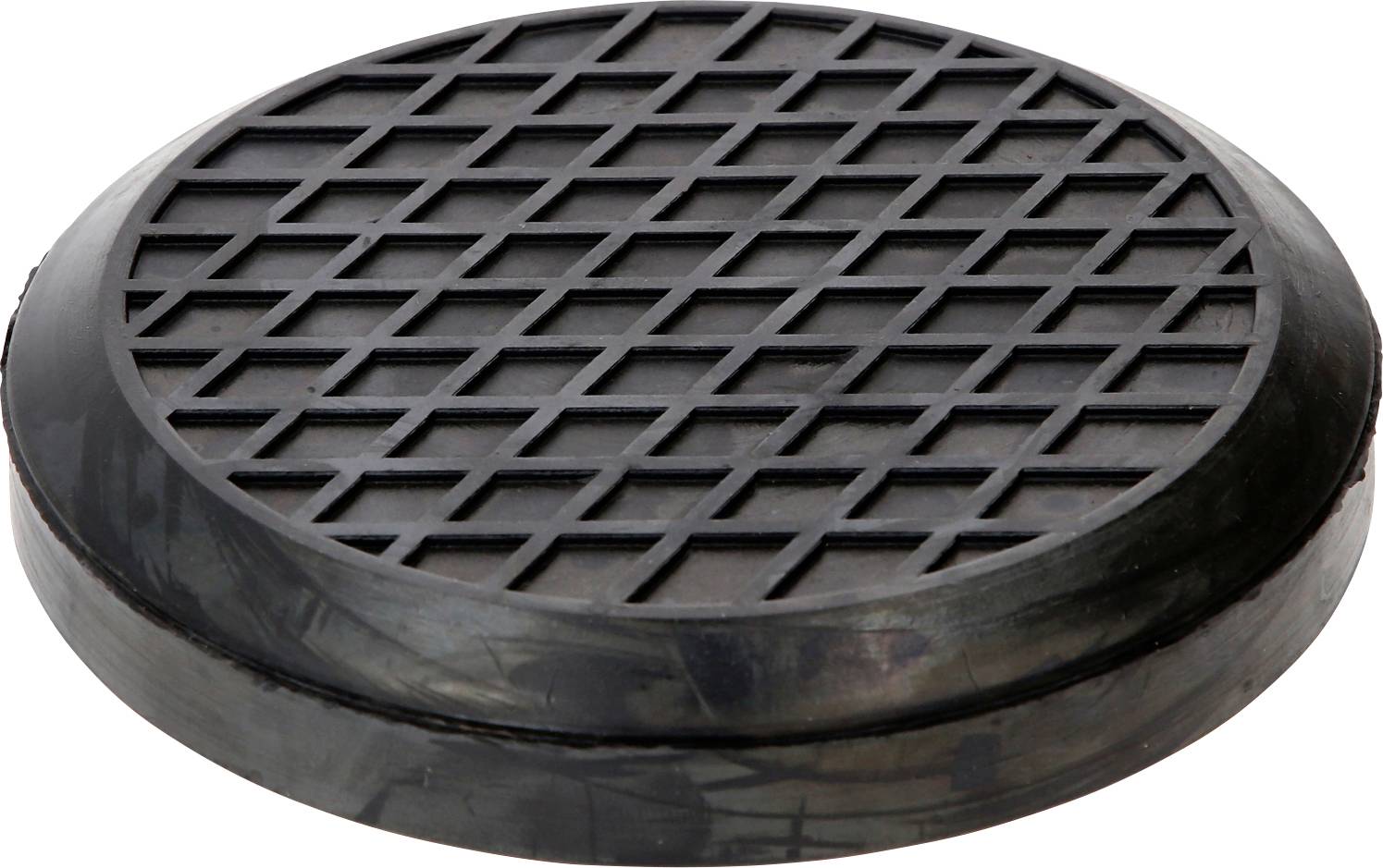 Ein runder, schwarzer Kanaldeckel mit einem rautenförmigen Gittermuster aus Metall. Er liegt flach auf dem Boden.