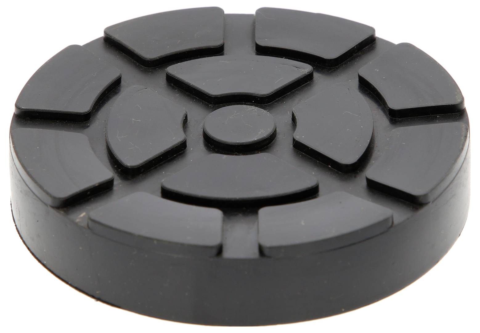 Schwarze runde Gummiauflage mit rutschfestem Muster, verwendet zum Schutz von Wagenhebern und Fahrzeugen bei Hebearbeiten.