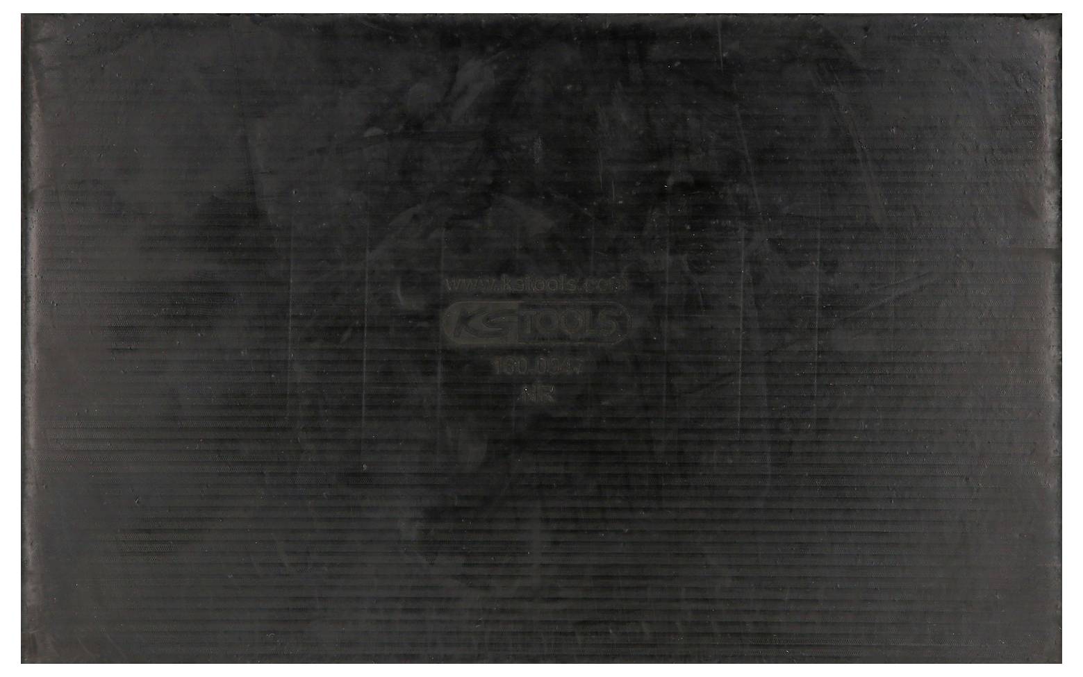 Ein dunkler, rechteckiger Gummiblock ohne sichtbare Details oder Muster.