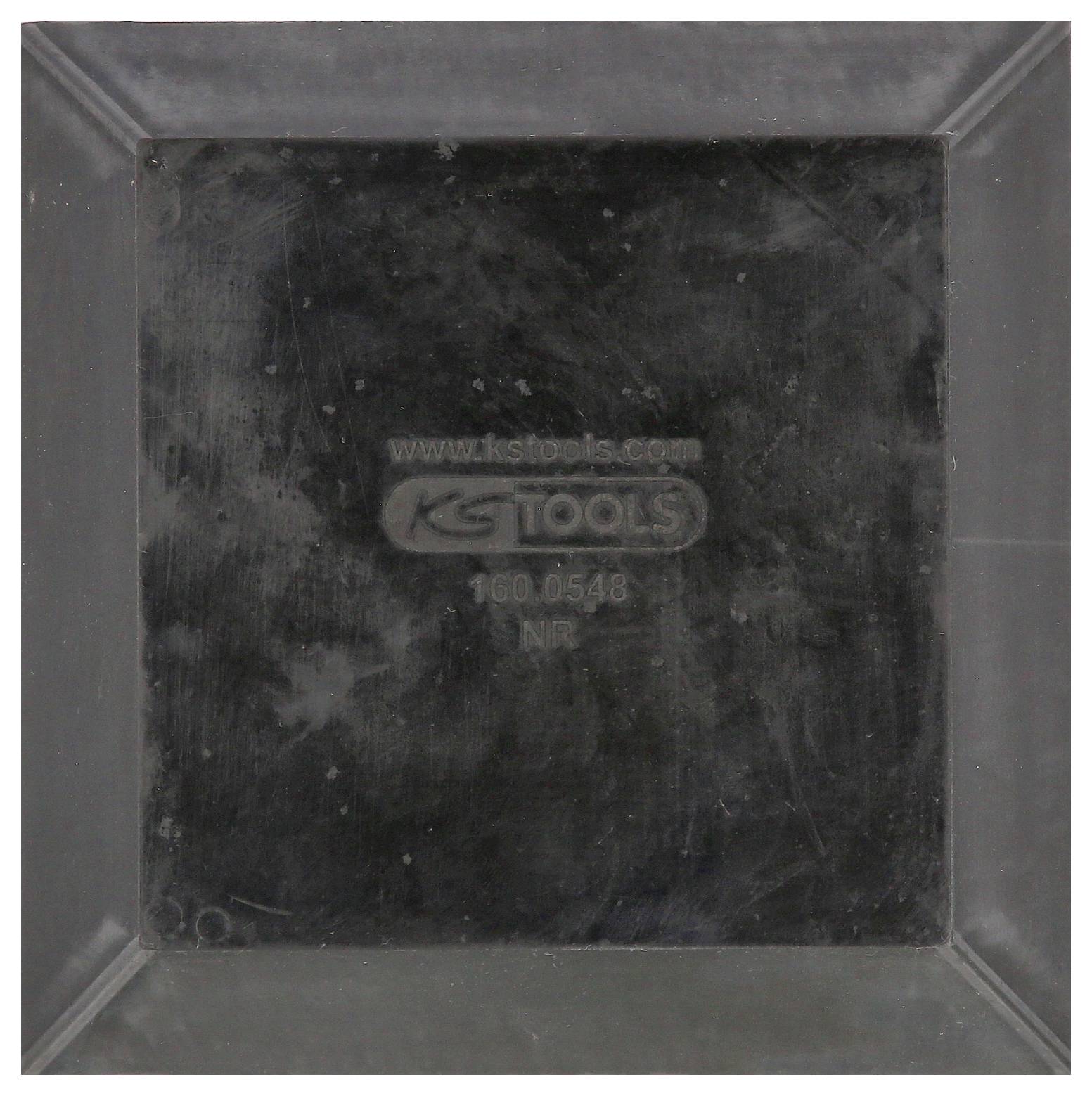 Quadratische Metallplatte mit KSTools-Logo und Modellnummer 160.0548 darauf. Oberfläche wirkt abgenutzt.