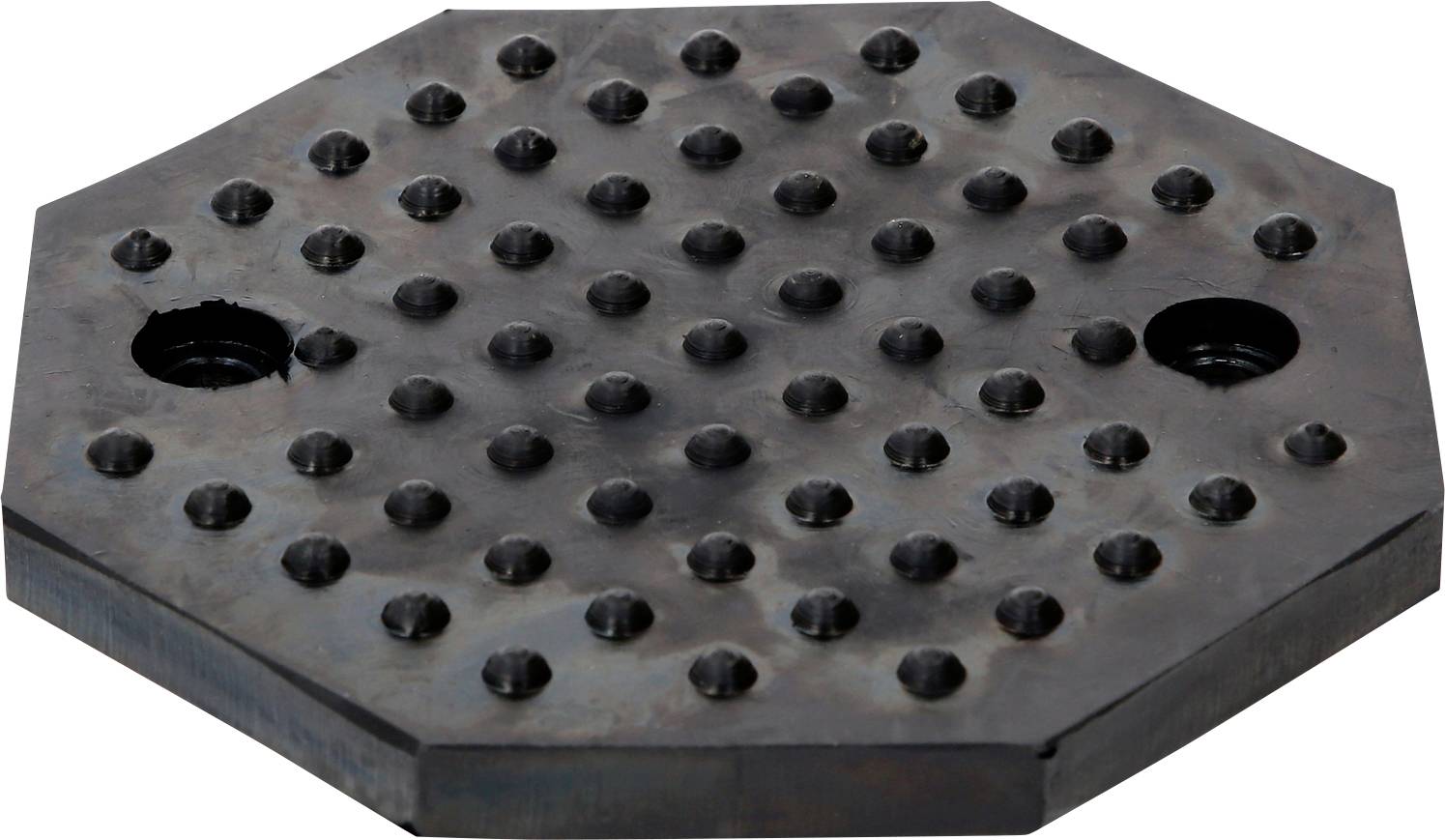 Ein achteckiges Metallgitter mit zahlreichen symmetrischen Löchern, geeignet für Entwässerung oder Belüftung.