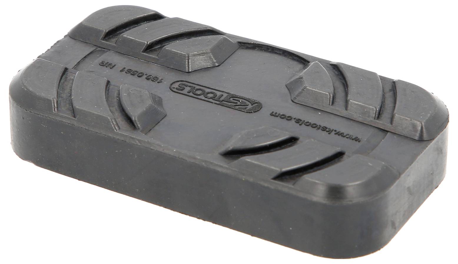 Ein rechteckiger, schwarzer Gummipuffer mit rutschfestem Design, das auf Hebebühnen und Wagenhebern verwendet wird, um Fahrzeuge zu schützen.