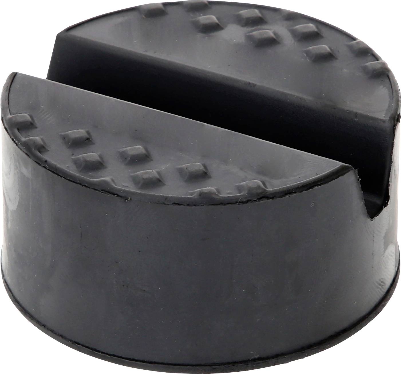 Ein runder, schwarzer Gummiaufsatz mit einem Schlitz in der Mitte. Wird oft als Hebebühnenpad genutzt, um Fahrzeuge zu schützen.