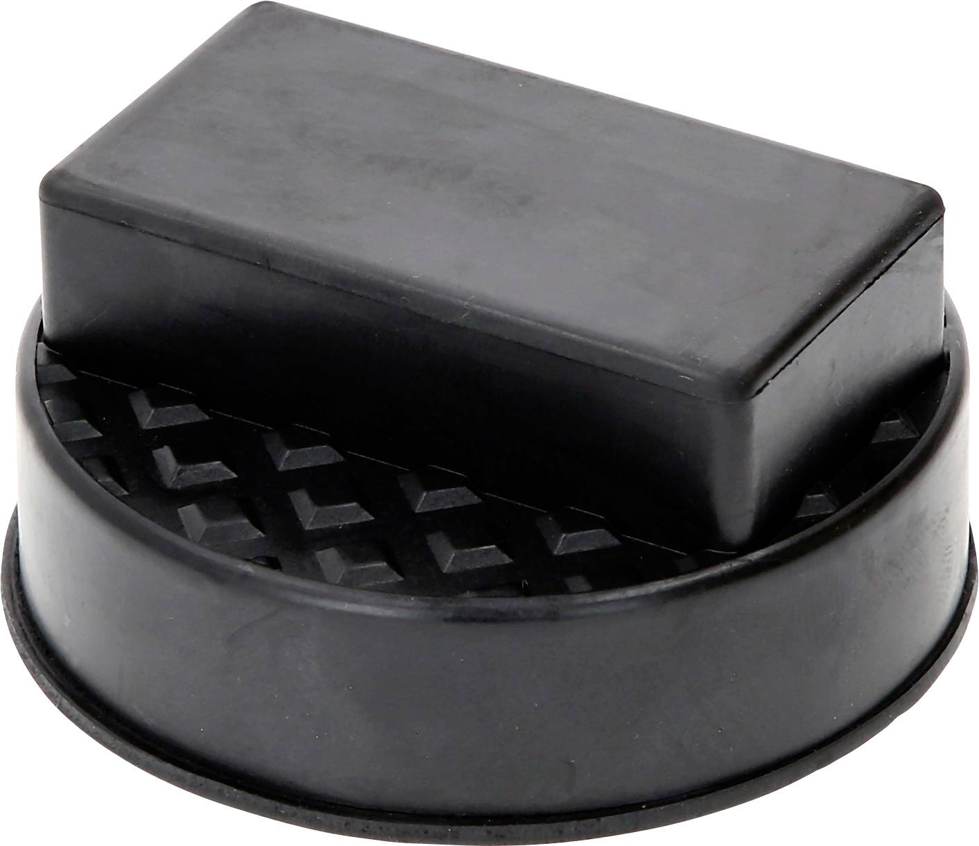 Ein schwarzer Gummiblock mit rechteckiger Erhöhung auf einer runden Basis, verwendet zum Schutz bei Hebevorgängen von Fahrzeugen.