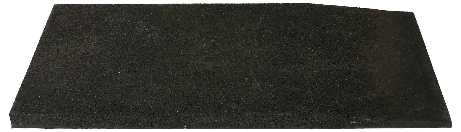 Schwarze, rechteckige Gummimatte mit leicht erhöhtem Rand an einer Seite, verwendet zur Dämpfung oder Bodenpolsterung.