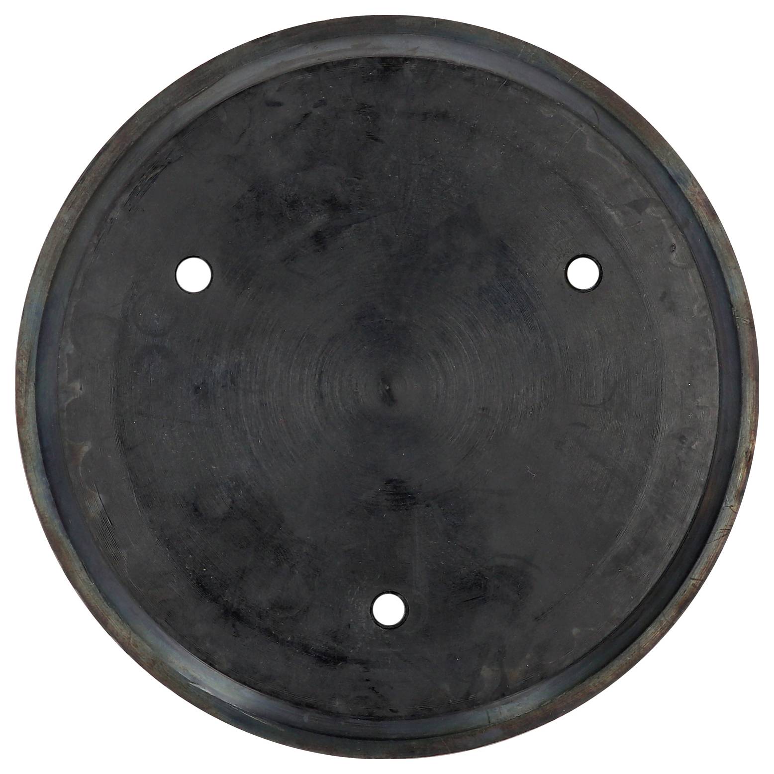 Runde, schwarze Metallplatte mit drei Löchern, gleichmäßig verteilt.