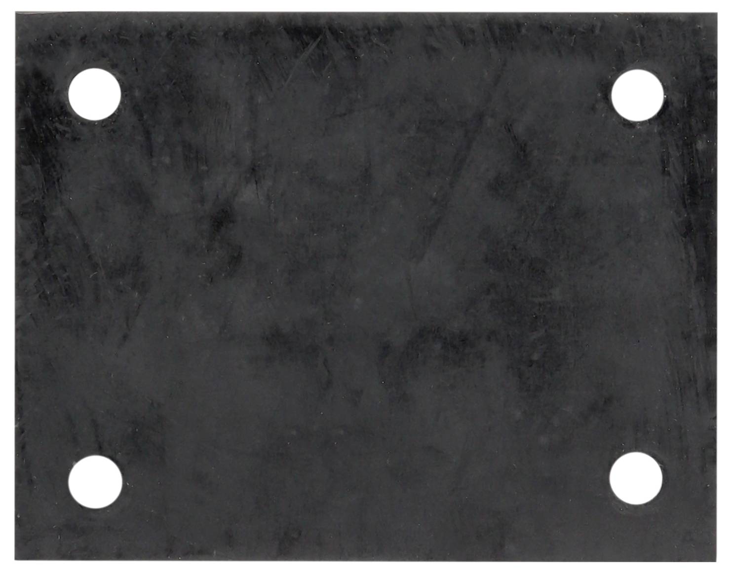 Metallplatte mit vier Löchern an den Ecken, auf dunklem Hintergrund.