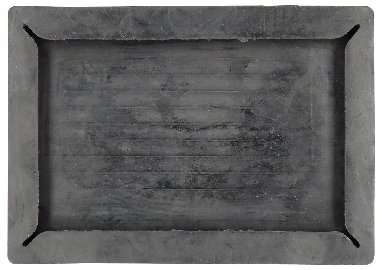 Eine rechteckige, schwarze Schreibtafel mit abgenutzter Oberfläche. Sie wirkt antik und weist Gebrauchsspuren auf.
