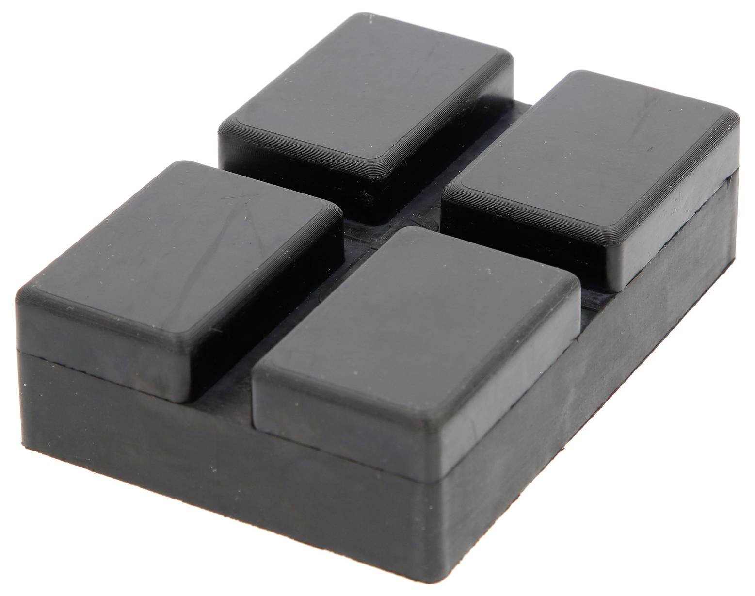Eine schwarze Gummikomponente mit vier rechteckigen Erhebungen, die möglicherweise als Stoßschutz oder Antirutschfuß dient.