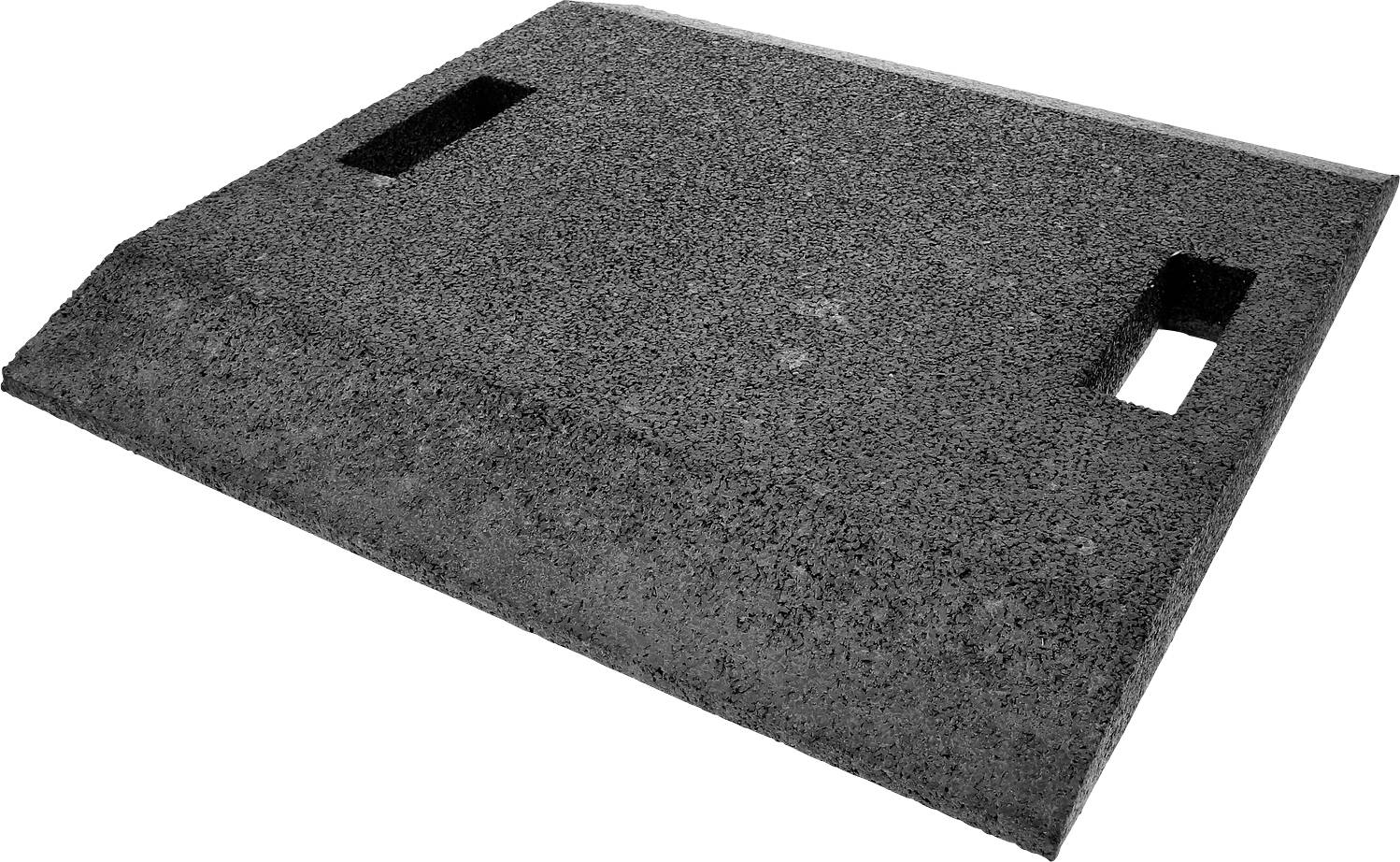 Ein rechteckiger, geneigter Betonblock mit zwei rechteckigen Aussparungen an den Seiten, vermutlich ein Teil einer Straßeninfrastruktur.