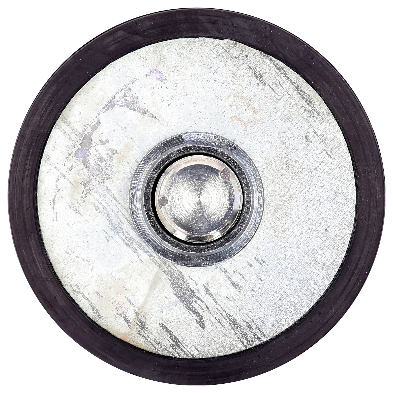 Metallscheibe mit zentralem Polknopf. Oberflächenabnutzung sichtbar. Potential Bestandteil eines größeren Mechanismus oder Geräts.