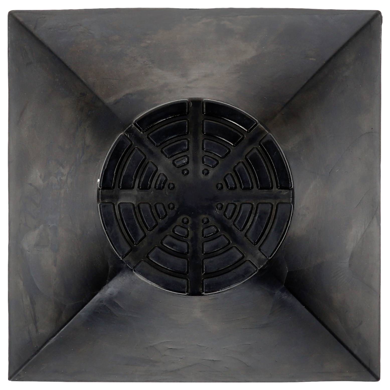 Quadratische Metallplatte mit zentralem runden Rost; symmetrisches Design mit sichtbaren Schweißnähten und mattem Finish.