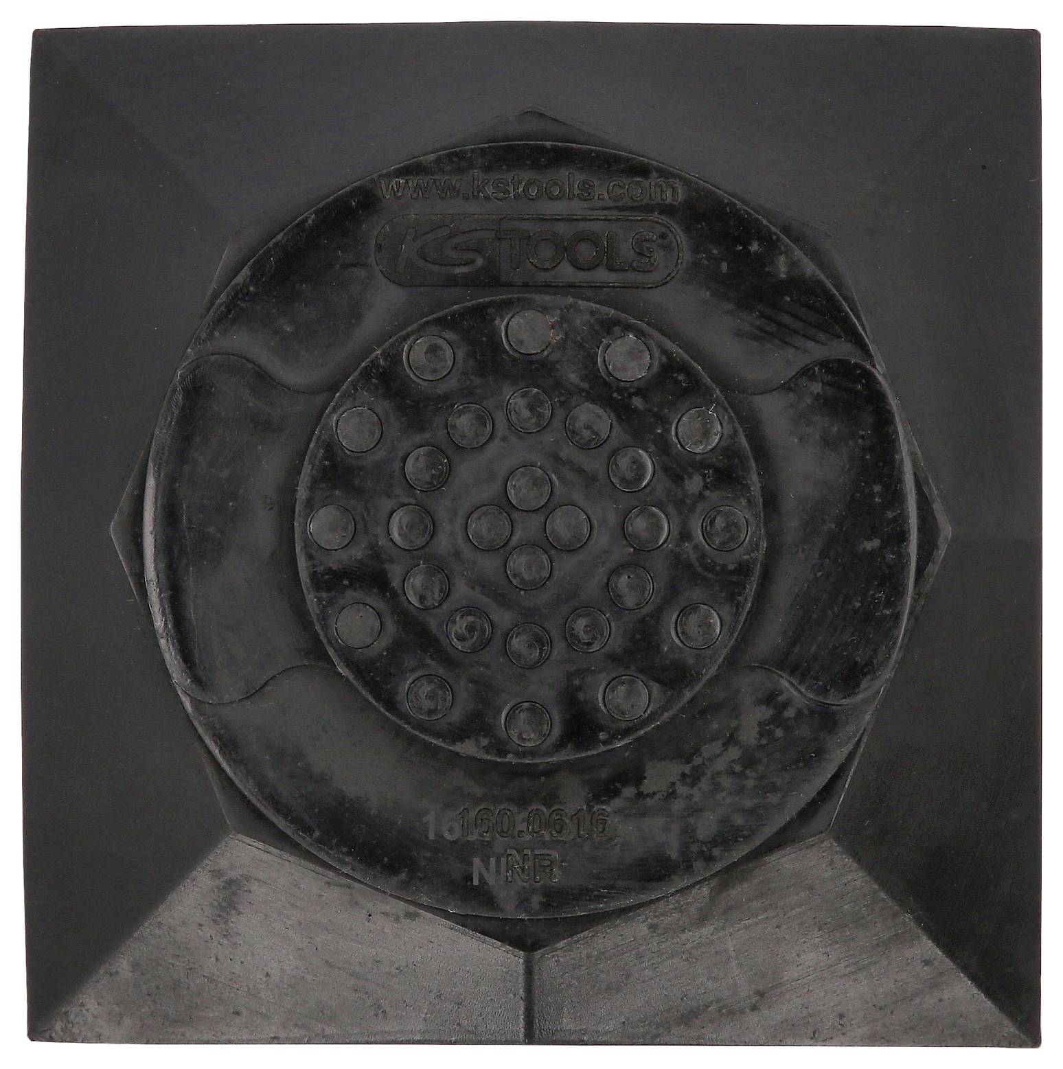 Ein quadratisches, schwarzes Gummipad mit runden Erhebungen in der Mitte und einer zentralen Gravur. Verwendet als Werkzeugunterlage.