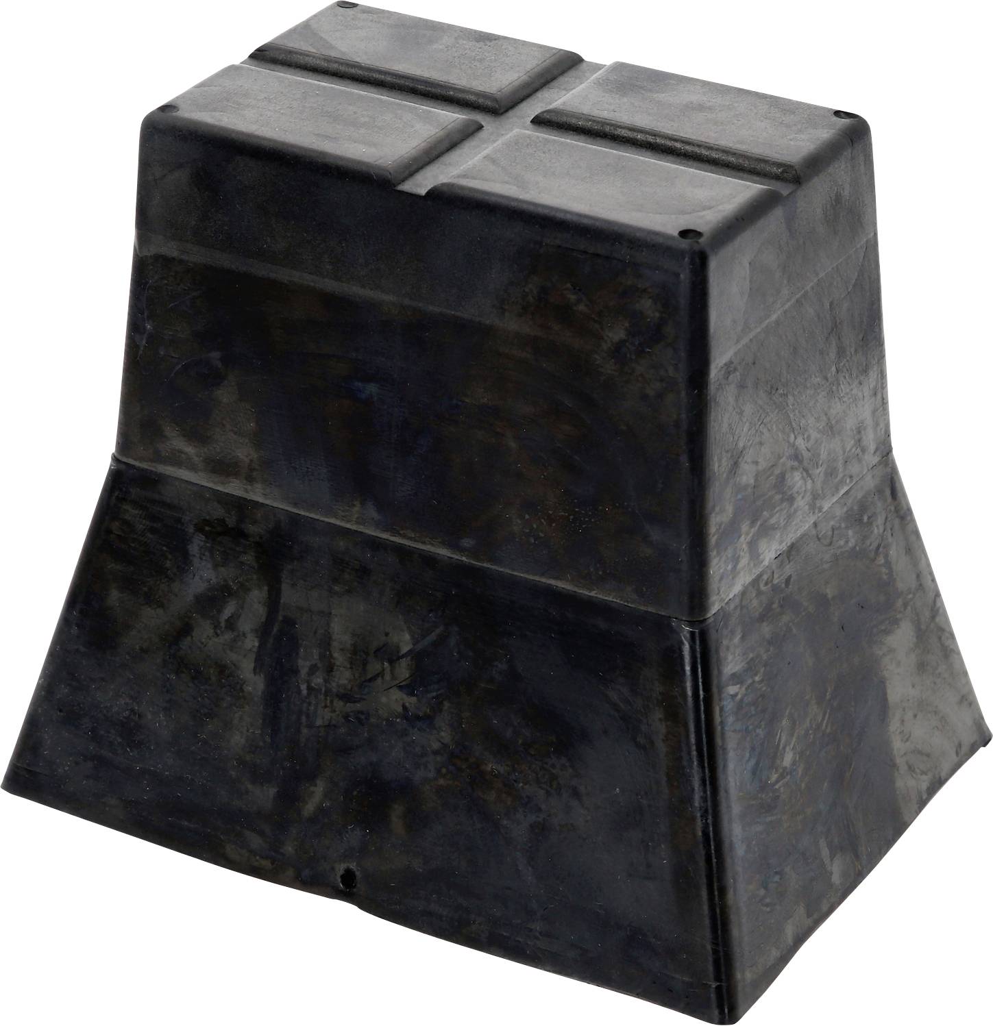 Ein schwarzer, quadratischer Kunststoffsockel mit vier eingelassenen Vertiefungen oben und einer breiteren Basis unten.