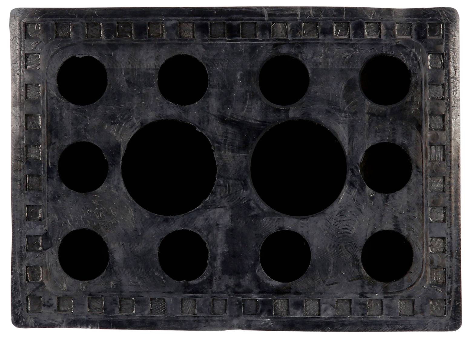 Rechteckige schwarze Platte mit mehreren runden Löchern unterschiedlicher Größe in einem symmetrischen Muster.