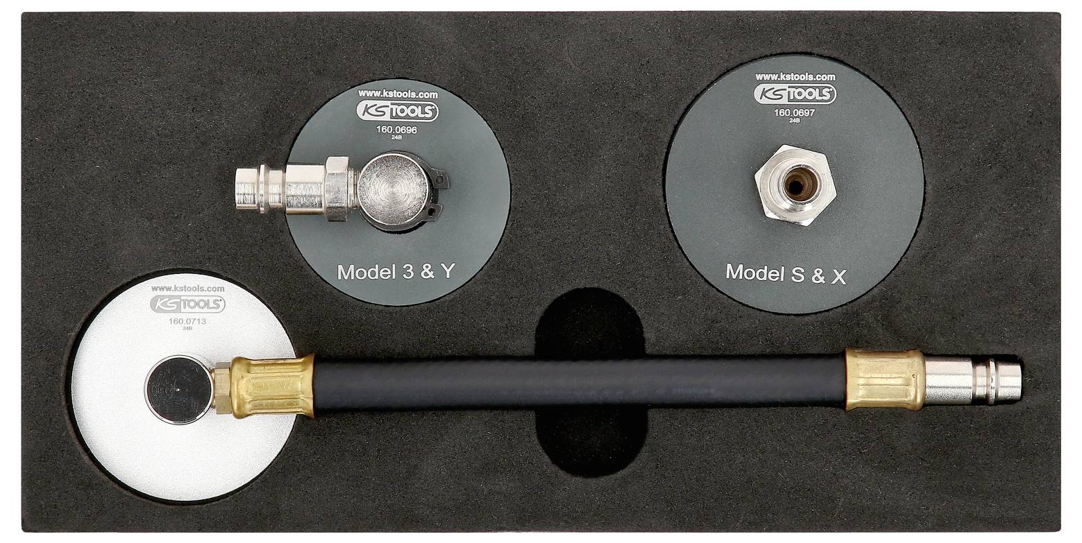 Werkzeugset zum Reifenwechsel; besteht aus zwei Adapterplatten 'Model 3 & Y' und 'Model S & X' und einem flexiblen Schlauch.