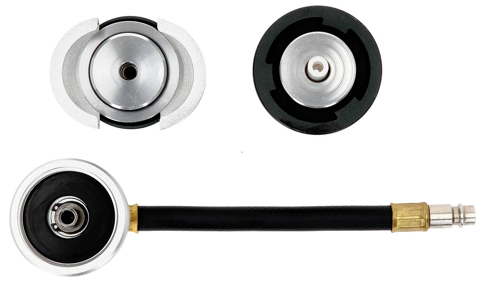 Drei Adapter für Reifenventile, nebeneinander liegend. Oben zwei runde Adapter, unten ein Adapter mit Schlauch und Anschluss.