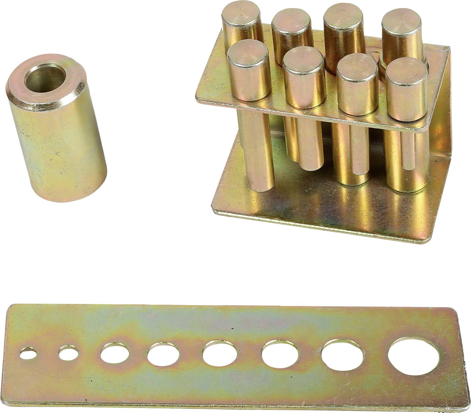 Metallteile in verschiedenen Formen: ein zylinderförmiges Rohr, ein rechteckiges Metallstück mit Löchern und ein Gestell mit Stiften.