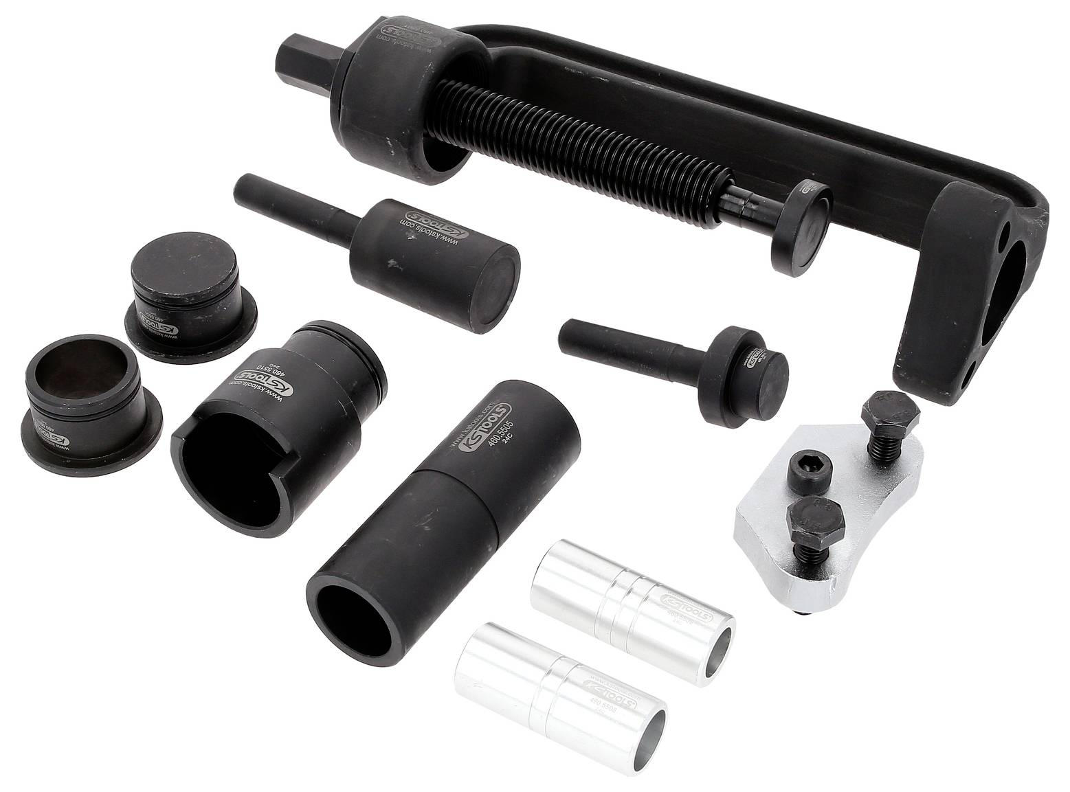Werkzeugsatz mit verschiedenen Metallteilen: ein Spindel, Adapter und Hülsen. Verwendet für Autobremsenreparaturen.