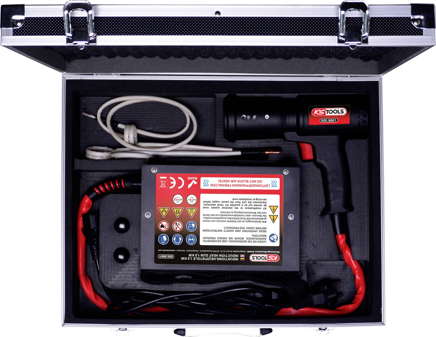 Ein Werkzeugkoffer mit einem Bohrer, einem Ladegerät und Kabeln. Bohrer und Ladegerät haben ein rotes 'KS Tools'-Logo.