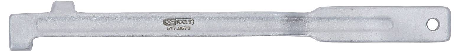 Metallschlüsselwerkzeug mit Gravur, rechteckige Form, Loch an einem Ende wahrscheinlich für Aufhängung oder Befestigung.