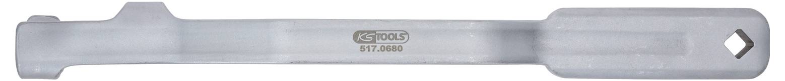 Metallschlüssel mit abgeschrägten Enden und einem Loch auf einer Seite. Auf der Oberfläche ist 'KTC KS06' eingraviert.