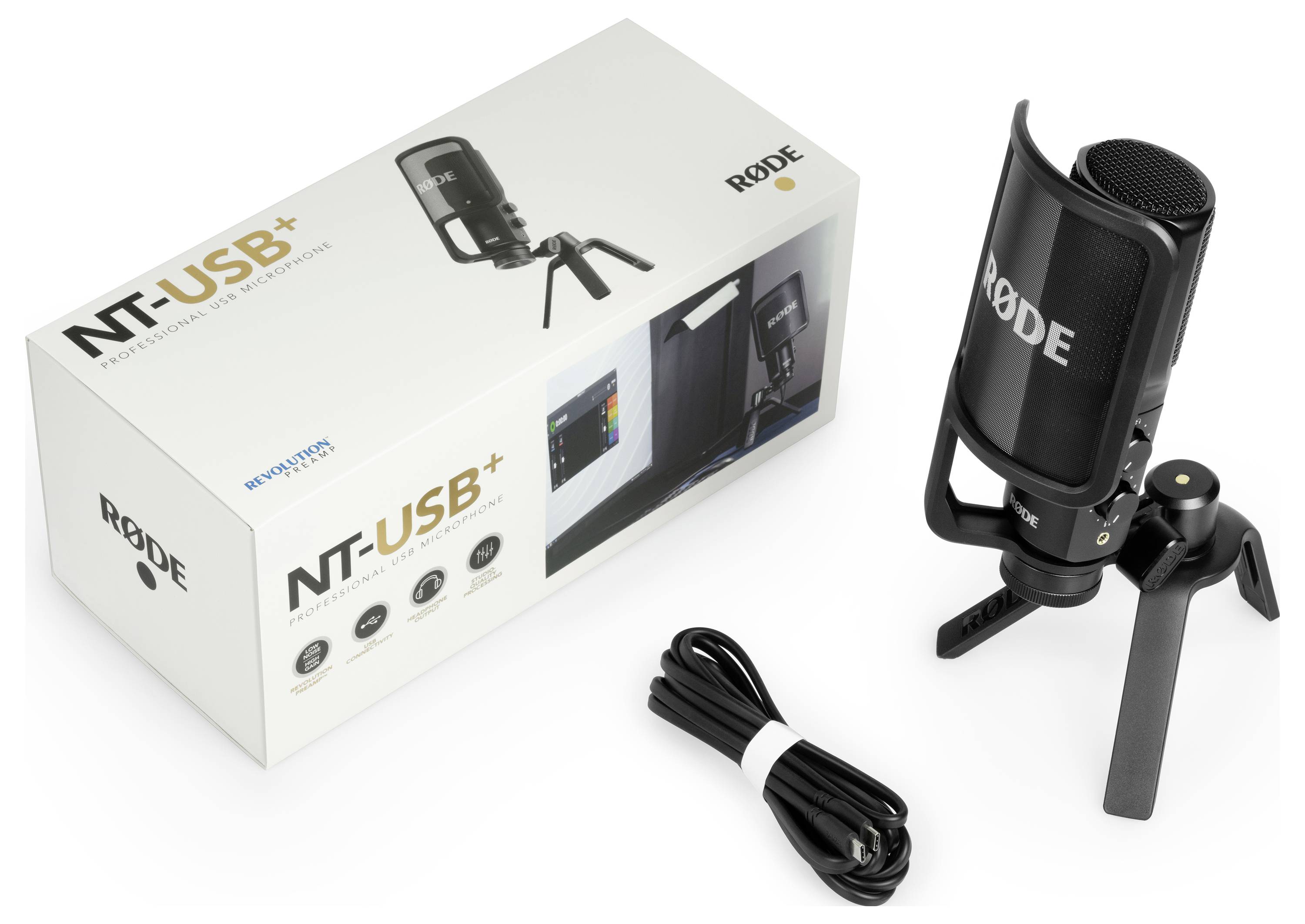 Ein RØDE NT-USB+ Mikrofon mit Ständer und Kabel neben einer Produktverpackung. Ideal für hochwertige Audioaufnahmen.