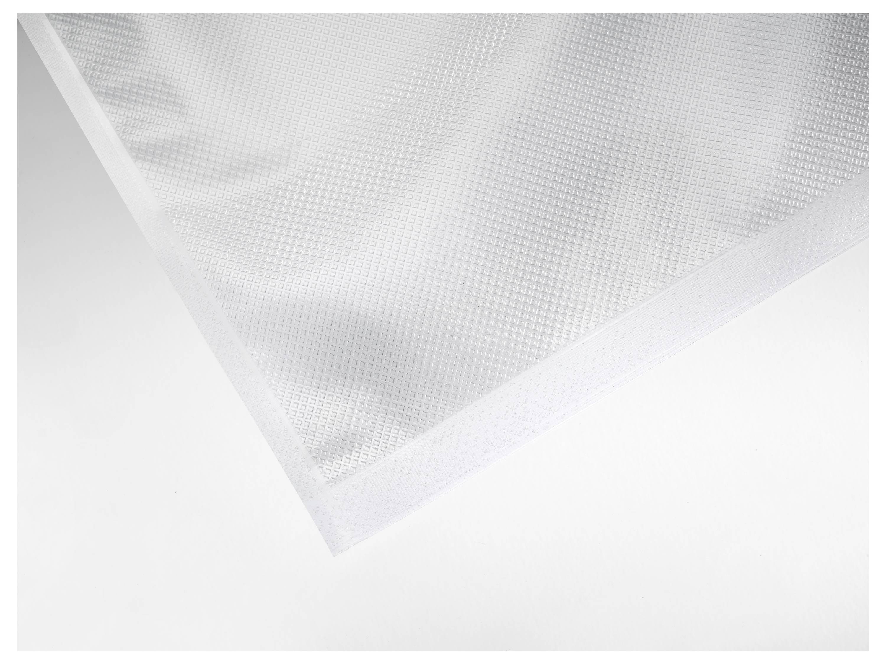 Ecke eines weißen, strukturierten Kunststoffmaterials vor hellem Hintergrund, zeigt Details der gekreuzten Textur.