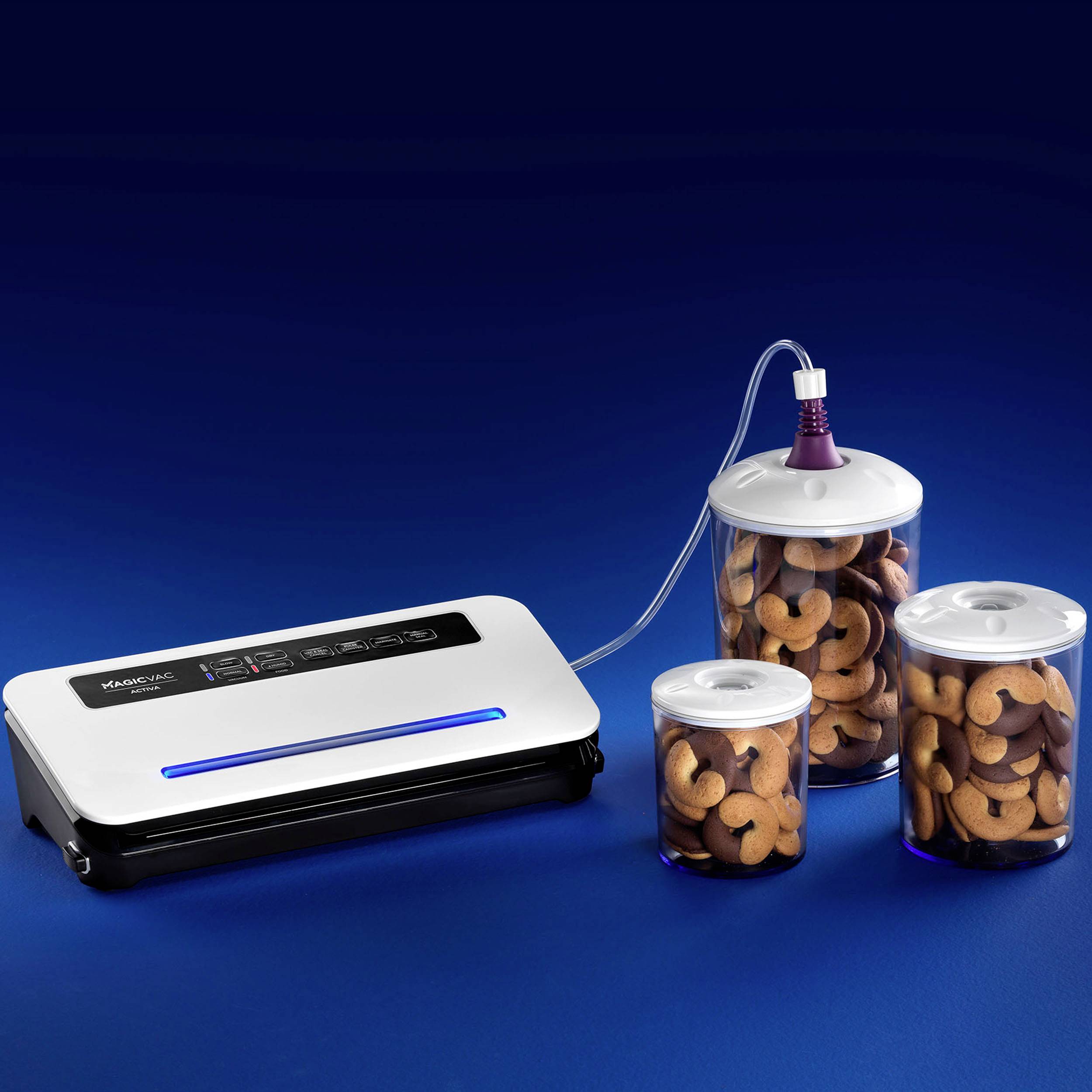 Ein Vakuumiergerät neben drei luftdicht verschlossenen Behältern mit Cashewnüssen auf blauem Hintergrund.