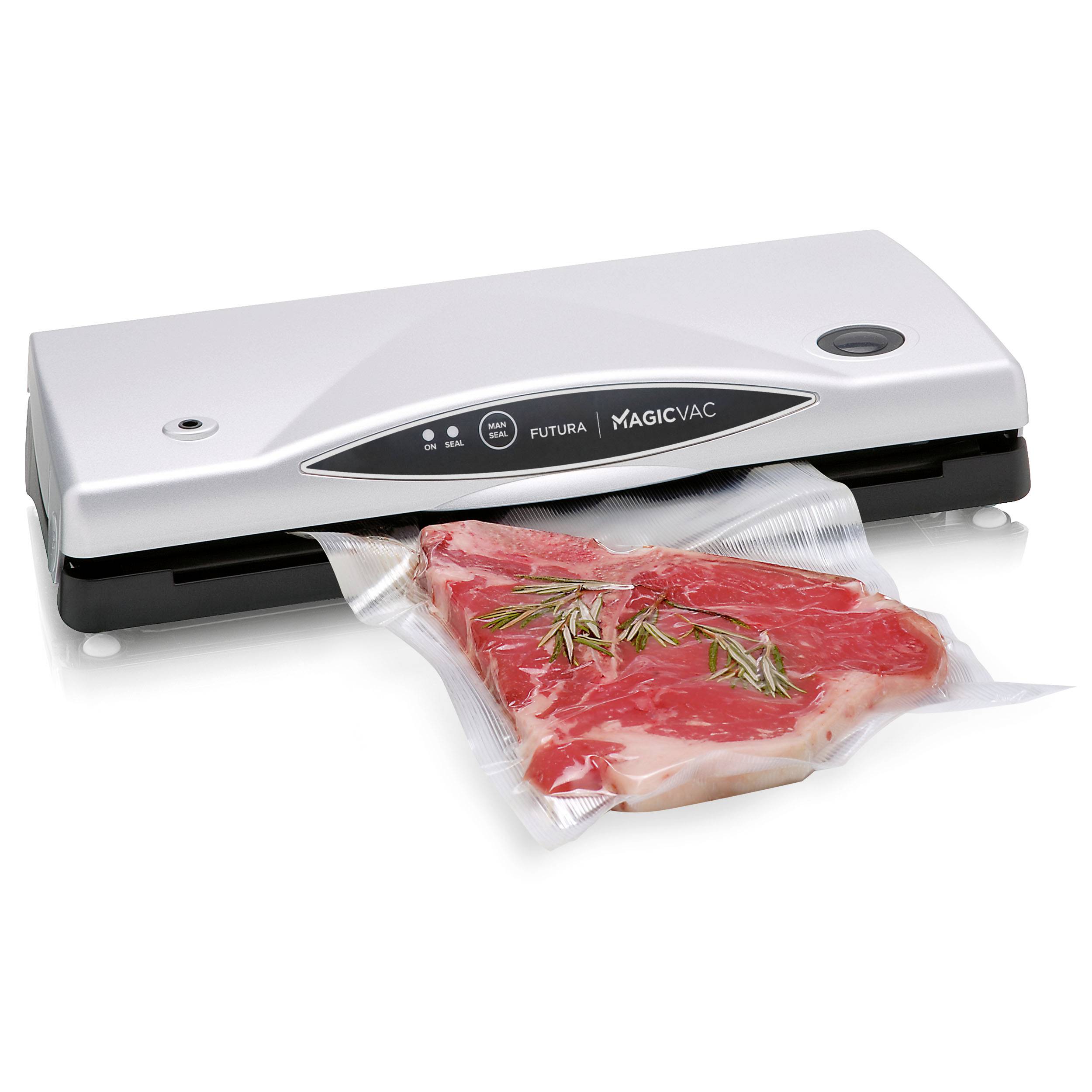 Vakuumiergerät von FUTURA MAGICVAC mit einer vakuumverpackten Fleischscheibe, dekoriert mit Rosmarinzweigen. Ideal für Frischhaltung.