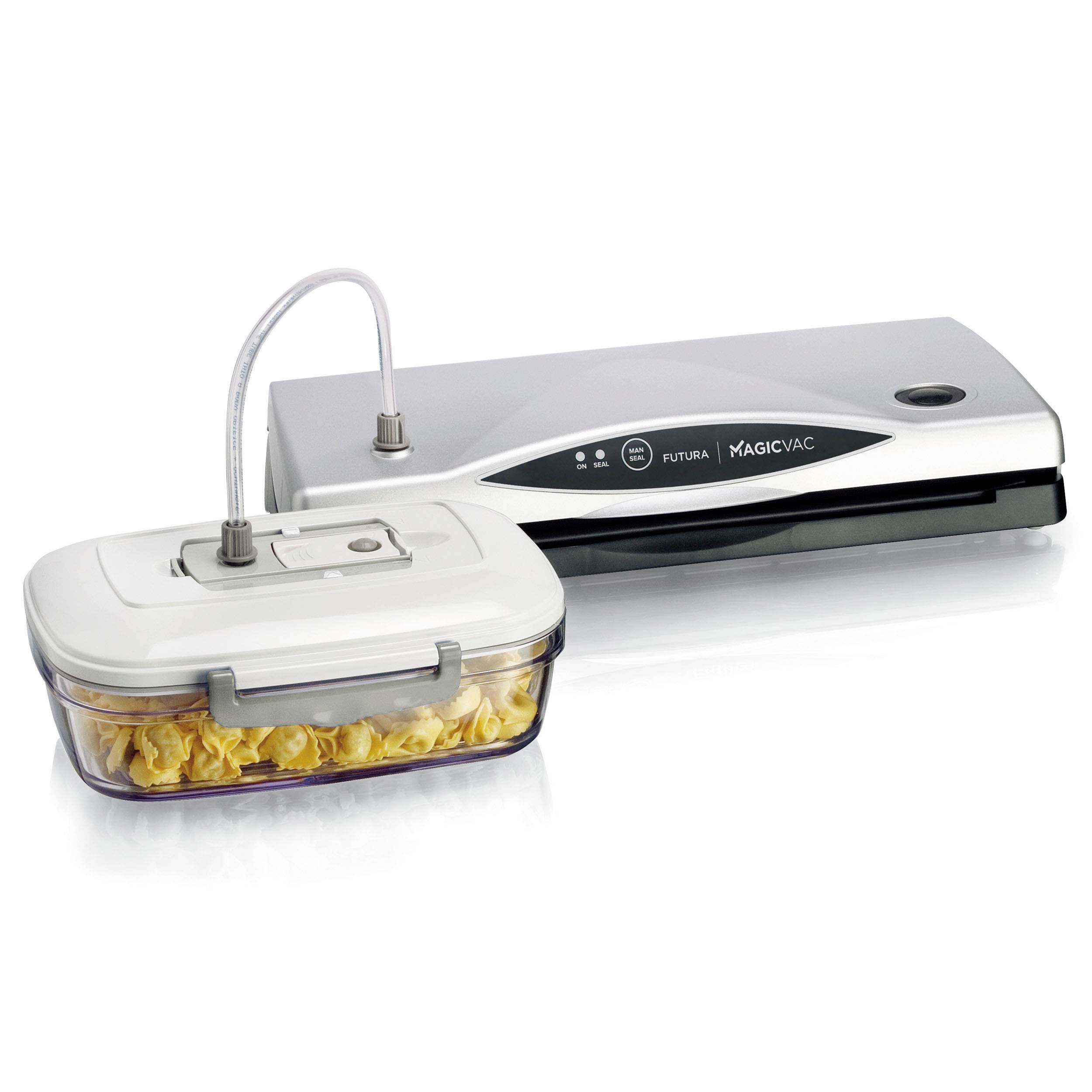 Vakuumiergerät neben einer Frischhaltebox mit Pasta. Gerät hat modernes Design, Box ist transparent mit weißem Deckel und Schlauchanschluss.