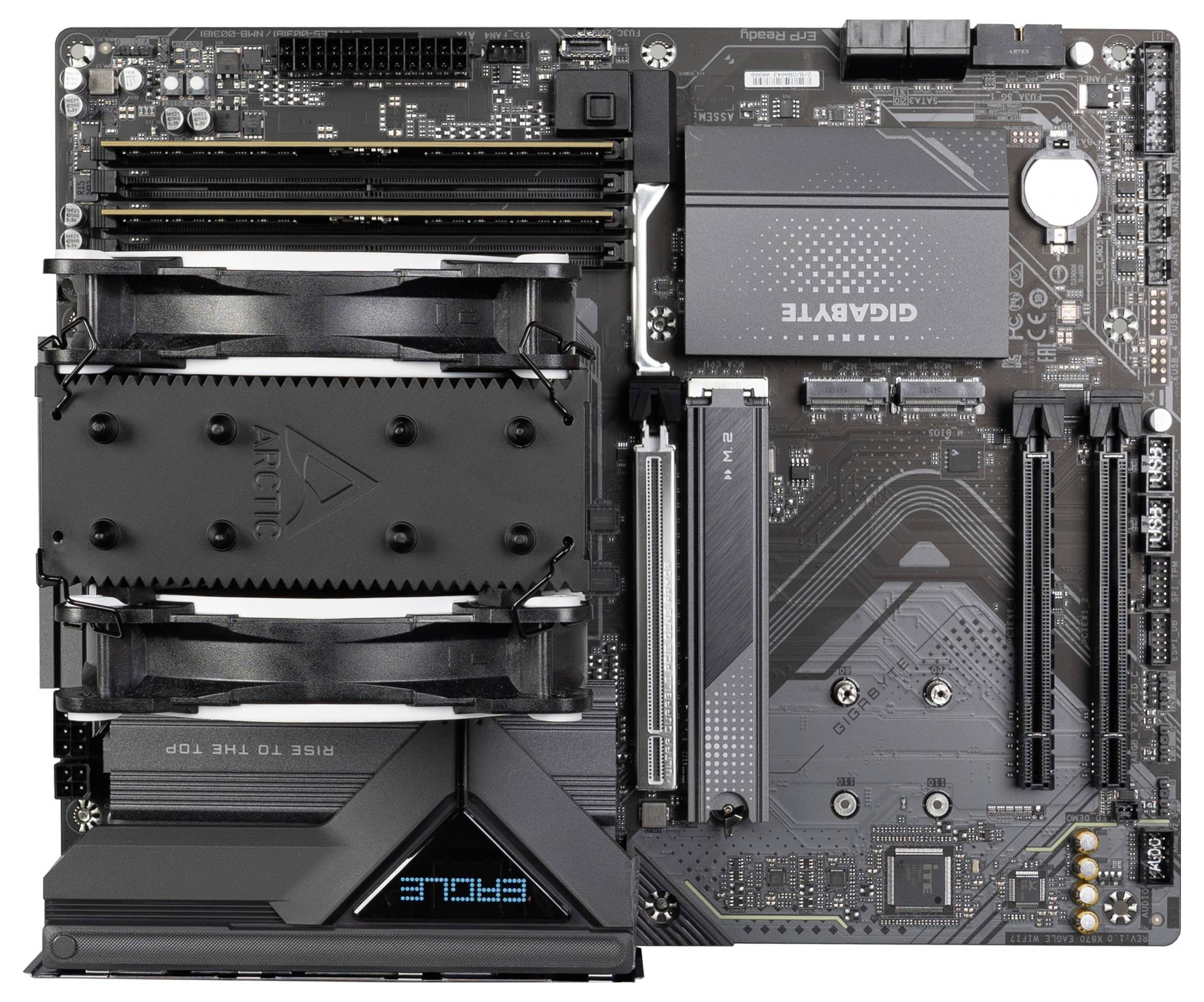 Ein Computer-Mainboard mit mehreren PCIe-Slots, RAM-Steckplätzen und Kühlkörpern. Gigabyte Markenlogo sichtbar auf der Oberfläche.