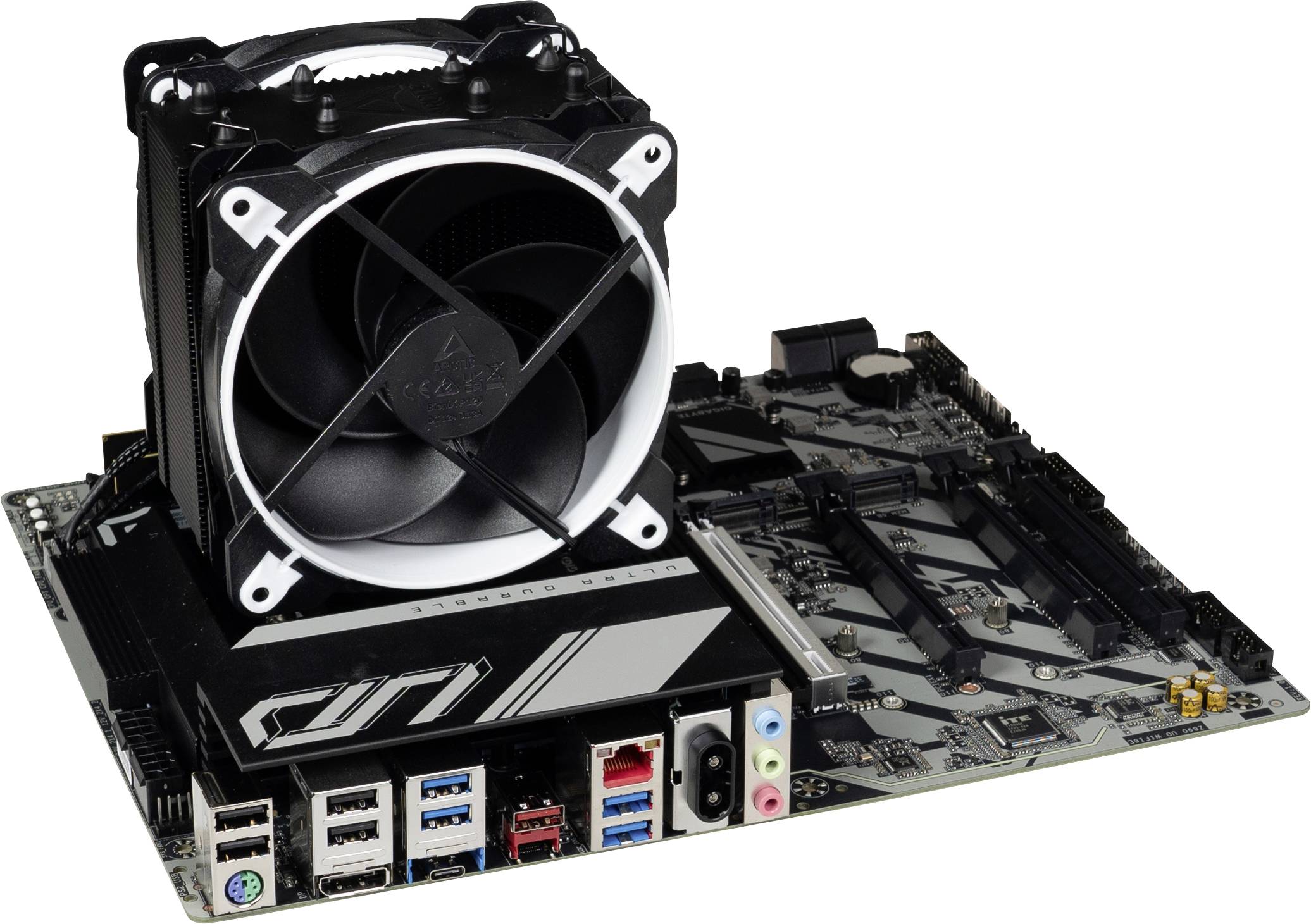 Ein Computer-Motherboard mit einer großen CPU-Kühlvorrichtung, mehreren USB-Anschlüssen und PCIe-Steckplätzen, bereit für Komponenteninstallation.