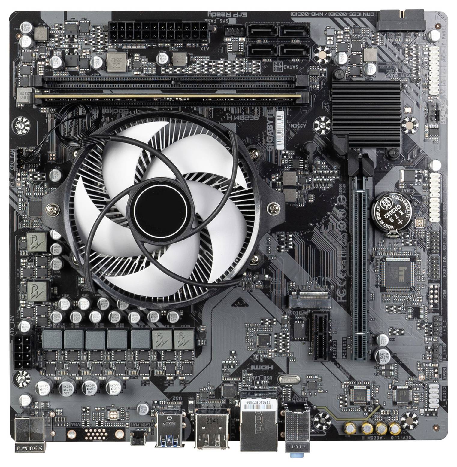 Ein Computer-Mainboard mit sichtbarem CPU-Kühler in der Mitte, eingebauten Modulen, mehreren Anschlüssen und elektronischen Komponenten.