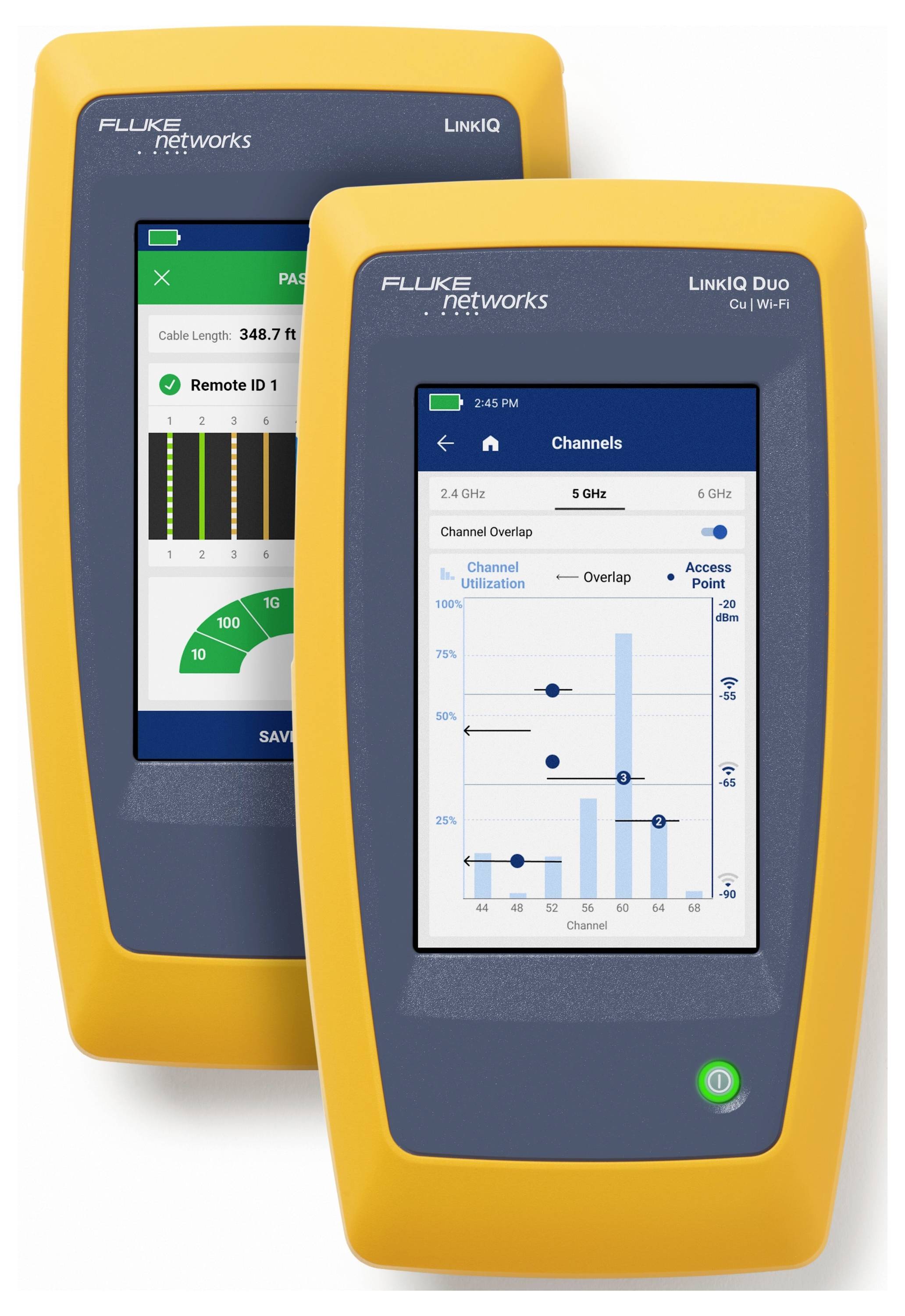 Zwei Handmessgeräte von Fluke Networks mit Touchscreens zeigen Messdaten an. Ein Gerät zeigt Kabeltests, das andere WLAN-Analysen.