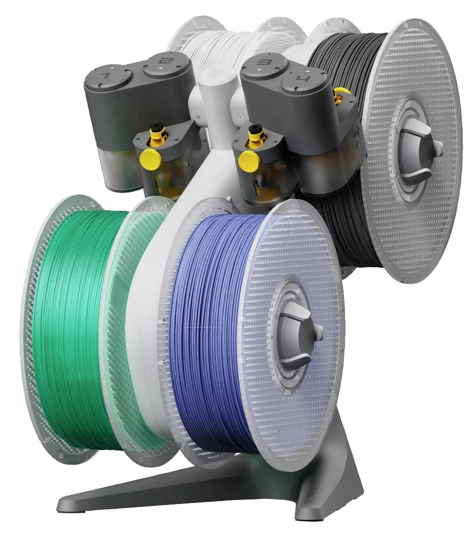 Mehrere große Spulen mit farbigen Filamenten (grün, blau, weiß, schwarz) sind auf einem Ständer montiert, bereit für den Gebrauch.