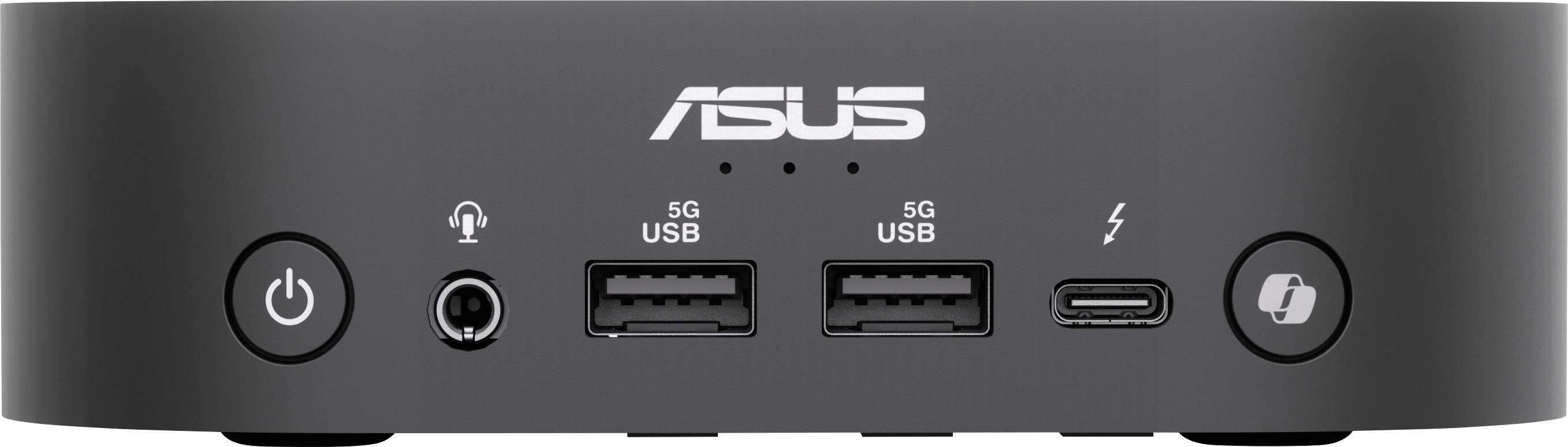Ein schwarzer ASUS Mini-PC mit zwei USB-Anschlüssen, einem Audioanschluss, einem USB-C-Anschluss und einem Power-Button an der Vorderseite.