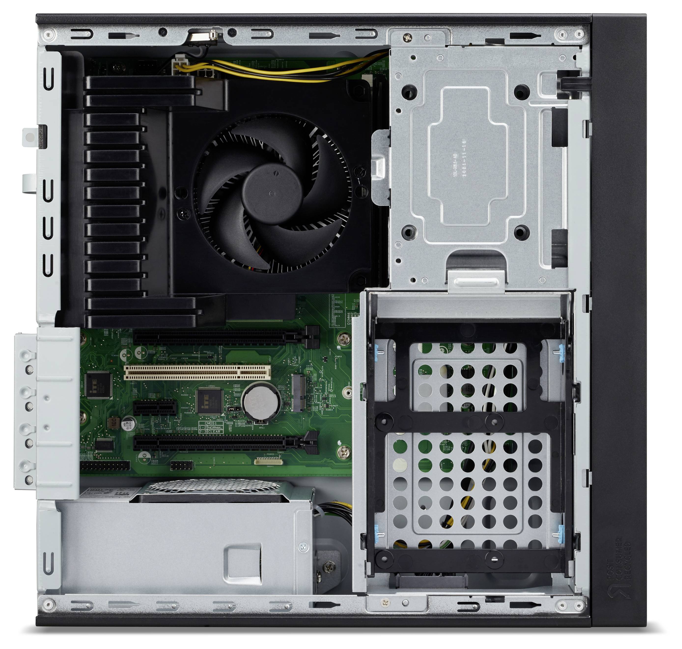 Geöffnetes Computergehäuse mit sichtbarem Lüfter, Motherboard, Festplattenschächten und Stromversorgung. Komponenten strukturiert angeordnet.