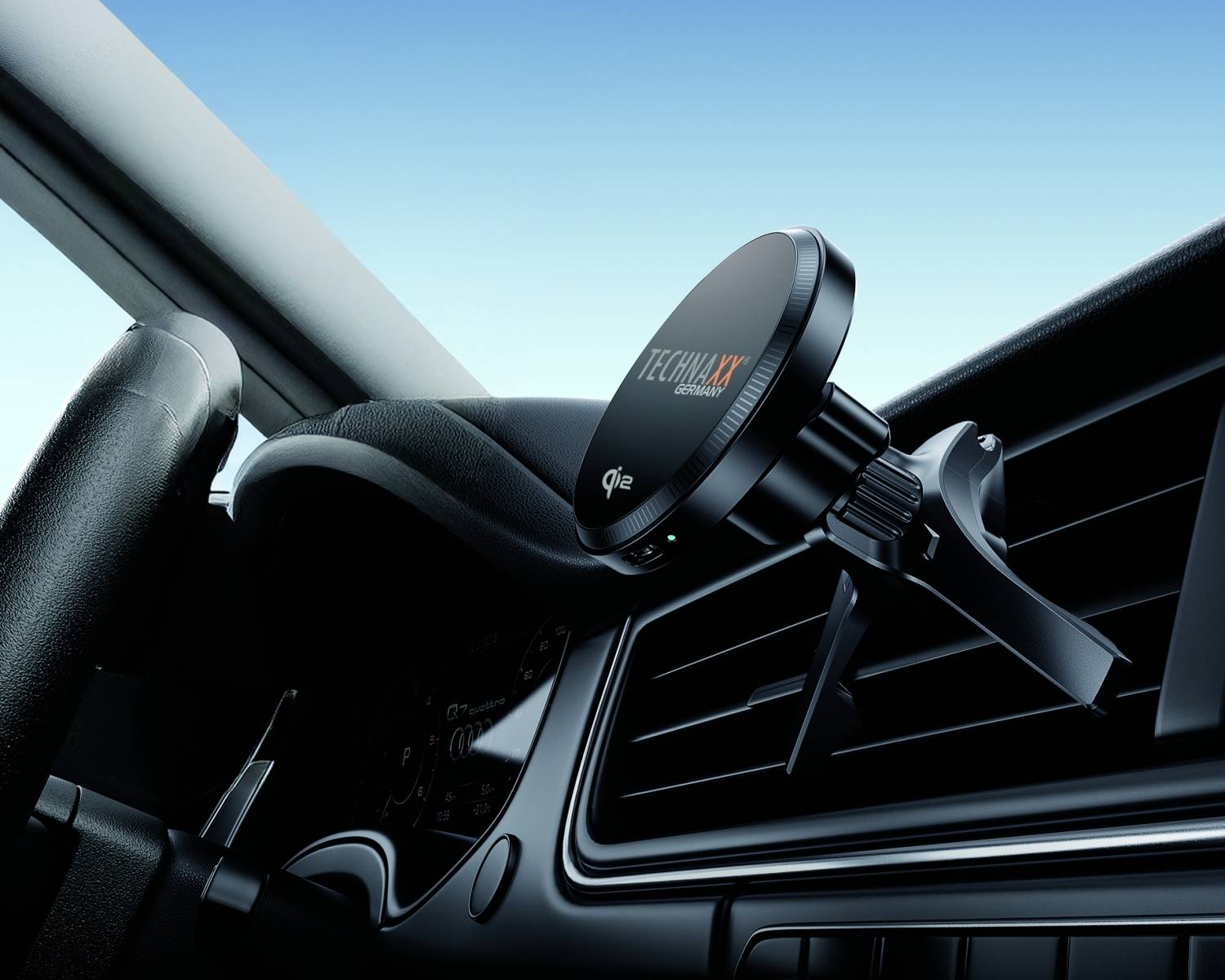 Ein schwarzer Smartphone-Halter ist an den Lüftungsschlitzen eines Autos befestigt, bereit für die Navigation oder Freisprechfunktion.