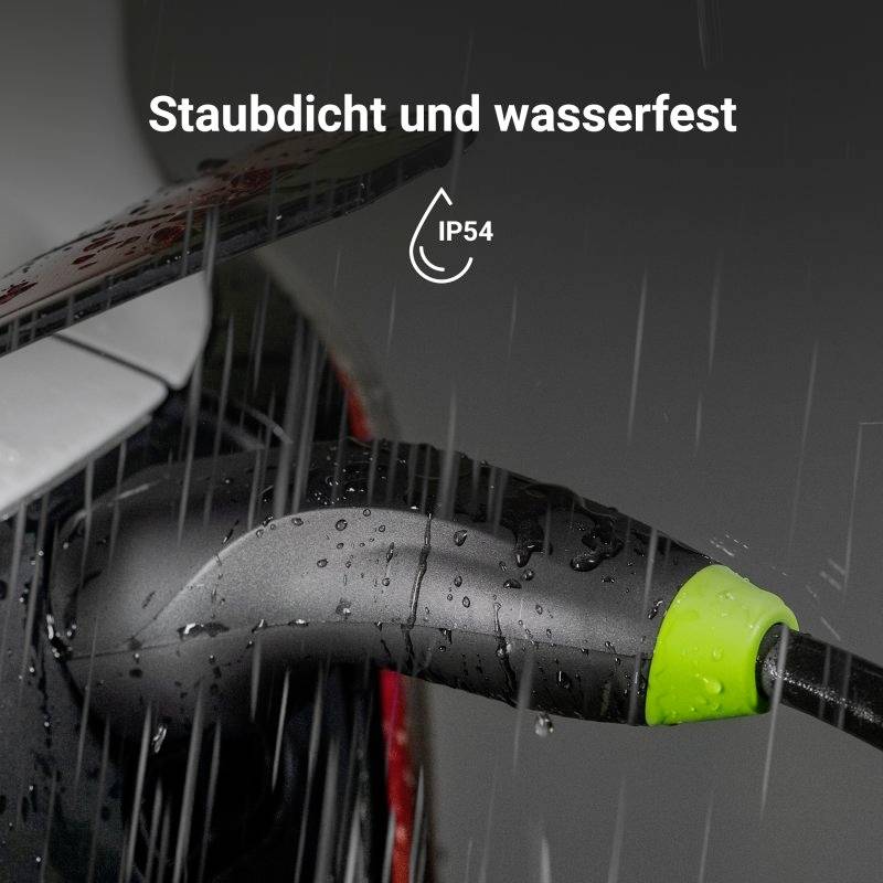 Ladestecker bei Regen mit Wassertropfen, Text 'Staubdicht und wasserfest' und Symbol 'IP54' weisen auf wetterfestes Design hin.