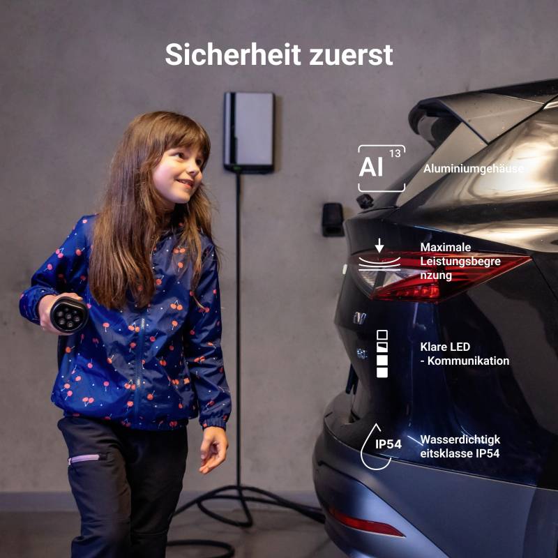 Ein Kind zeigt auf ein Auto mit Textanzeigen wie 'Aluminiumgehäuse', 'Klare LED' und 'Sicherheitsklasse IP54', die Sicherheitsschwerpunkte betonen.