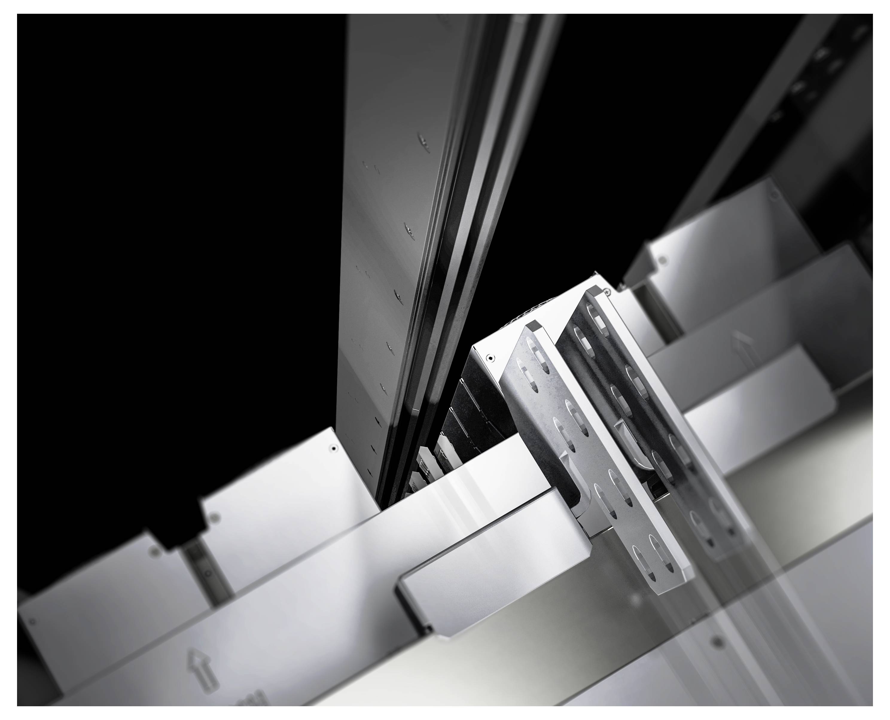 Mechanische Teile eines modularen Regalsystems, hauptsächlich aus Metall, in einer Nahaufnahme, die die Struktur und Bauart zeigt.